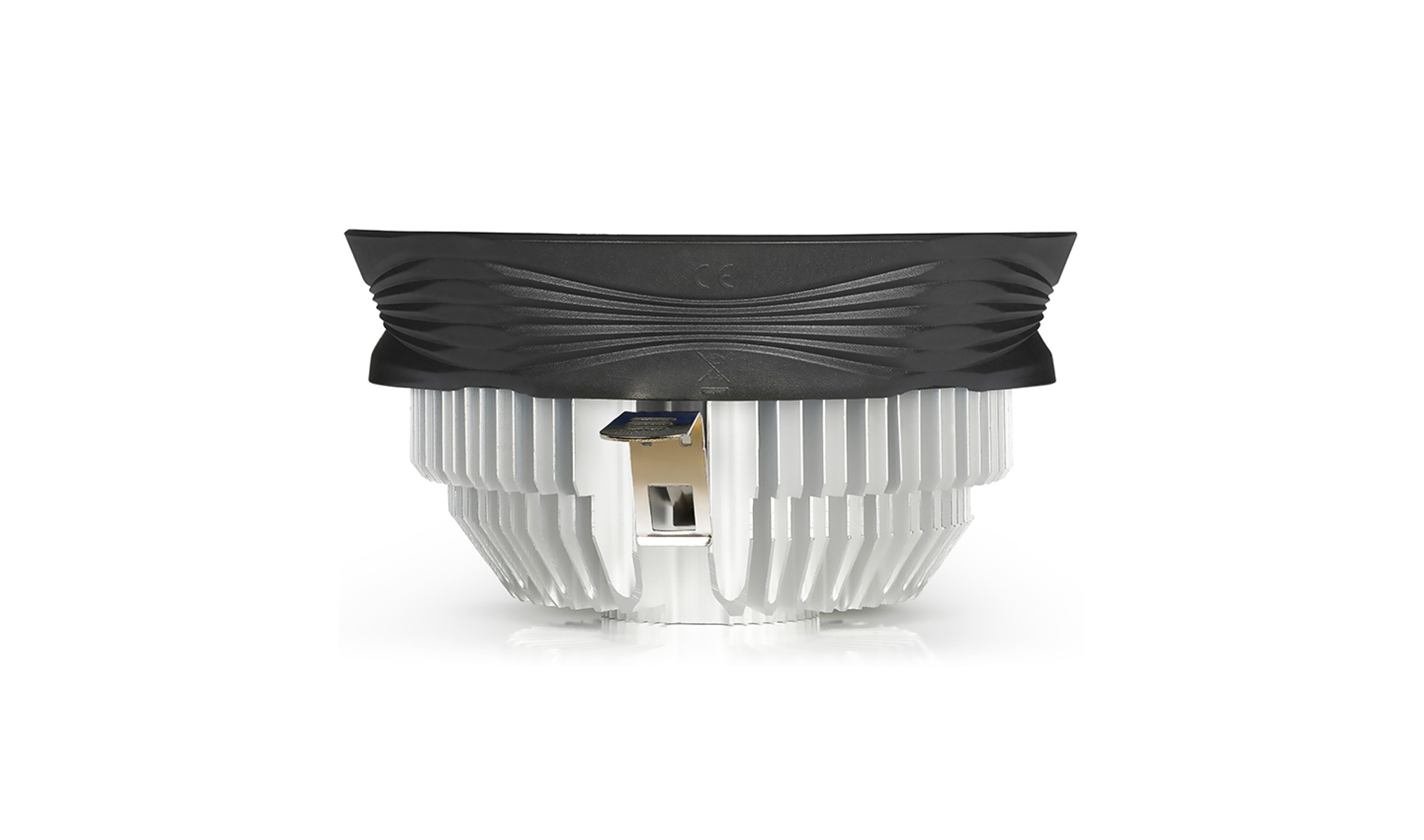 Okrągłe srebrno-czarne urządzenie z otworami wentylacyjnymi. Widok z kąta, białe tło.