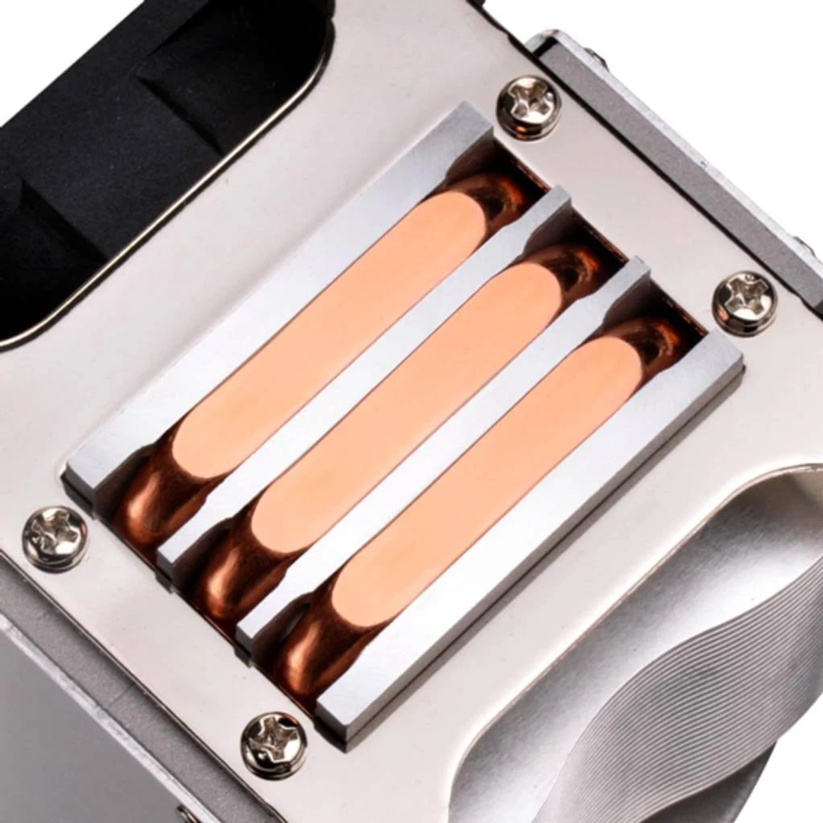 Primo piano di un dissipatore CPU con heat pipe in rame e base argentata.