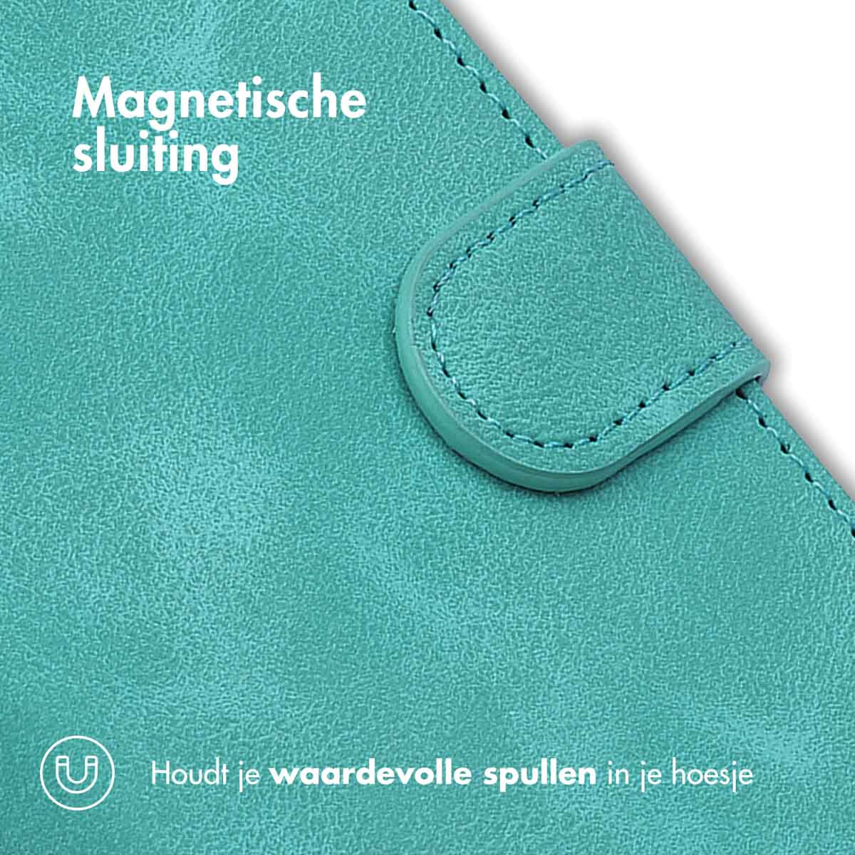 Vier Rattanstühle mit grauen Kissen. Sie haben Armlehnen und stehen auf weißem Grund.
