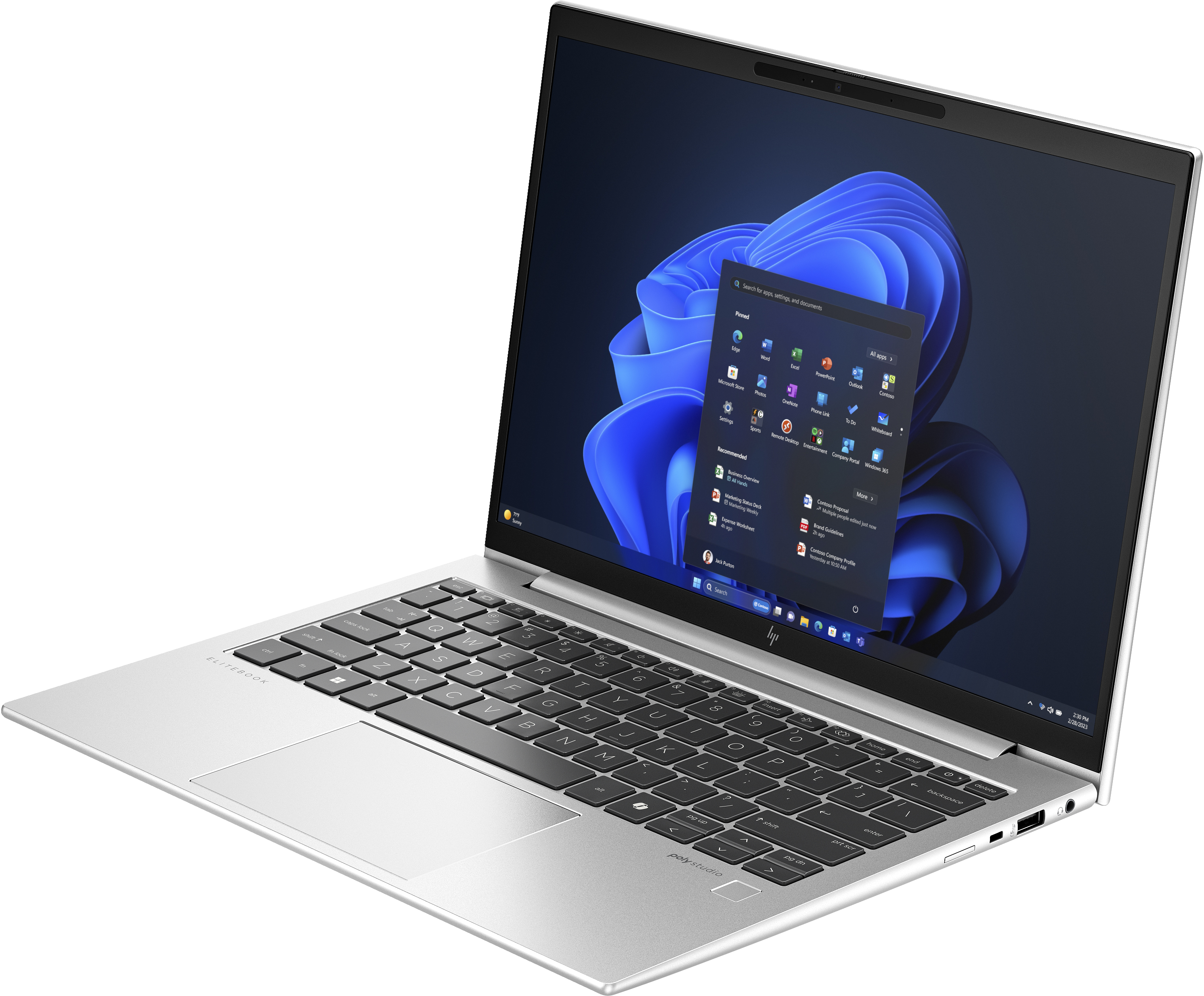 Srebrny laptop otwarty pod kątem, pokazujący interfejs Windows 11 na ekranie.
