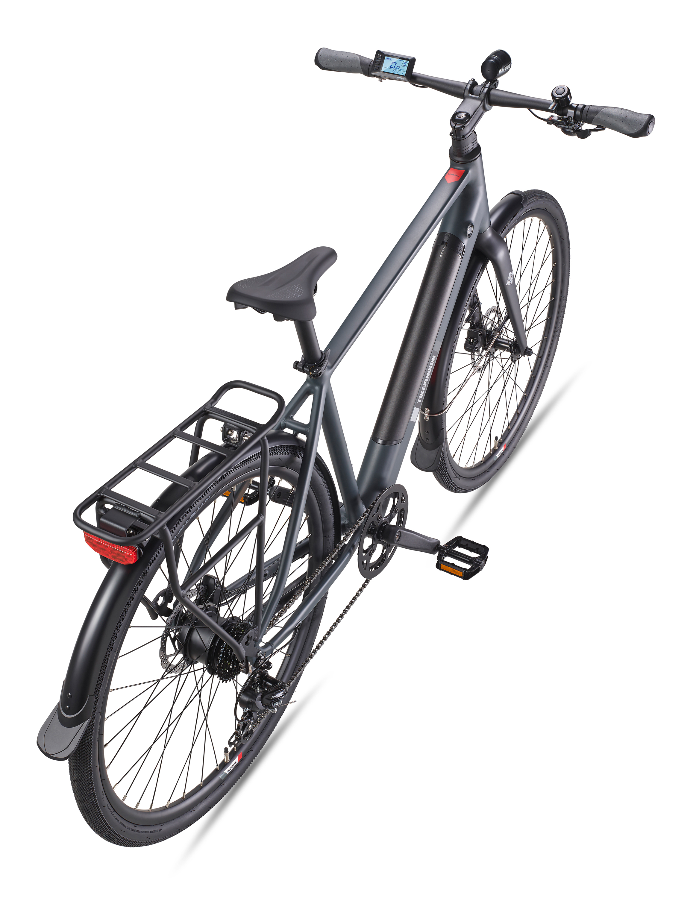 Ein Elektrofahrrad aus erhöhter Perspektive. Das Fahrrad ist grau und schwarz. Es hat einen Gepäckträger und Schutzbleche.