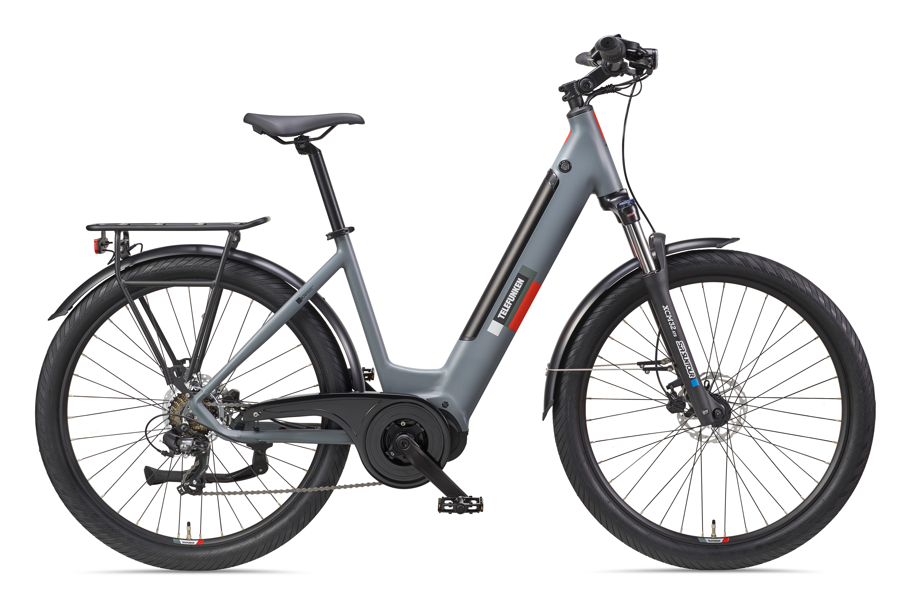 Graues Elektrofahrrad mit schwarzen Reifen. Es hat einen schwarzen Sattel und Rahmen mit rotem Text.