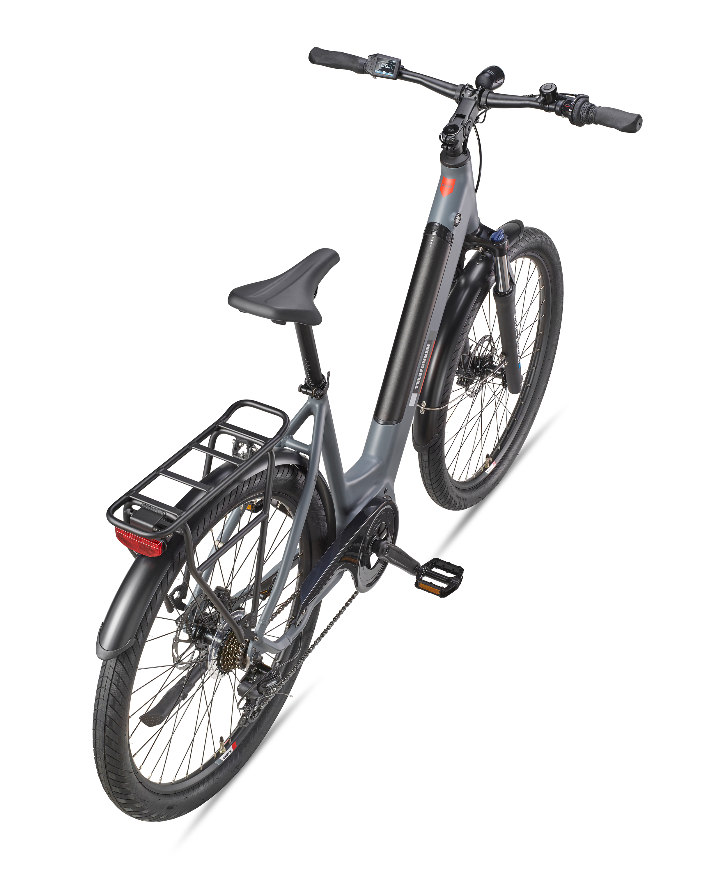 Ein graues und schwarzes Elektrofahrrad, von oben gesehen. Es hat einen schwarzen Sitz, Gepäckträger und Reifen. Weißer Hintergrund.