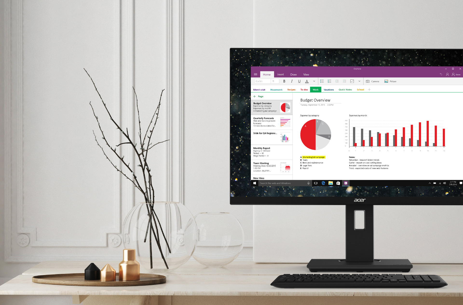 Monitor komputera wyświetlający przegląd budżetu, z klawiaturą i elementami dekoracyjnymi na stole.