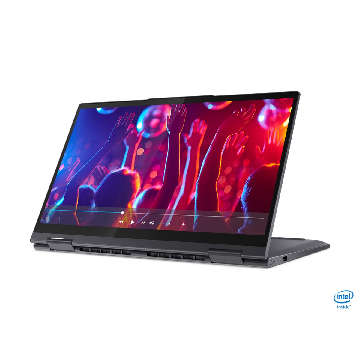 Un laptop Lenovo è aperto, mostra un video di persone con le mani alzate, con il logo Intel Inside.