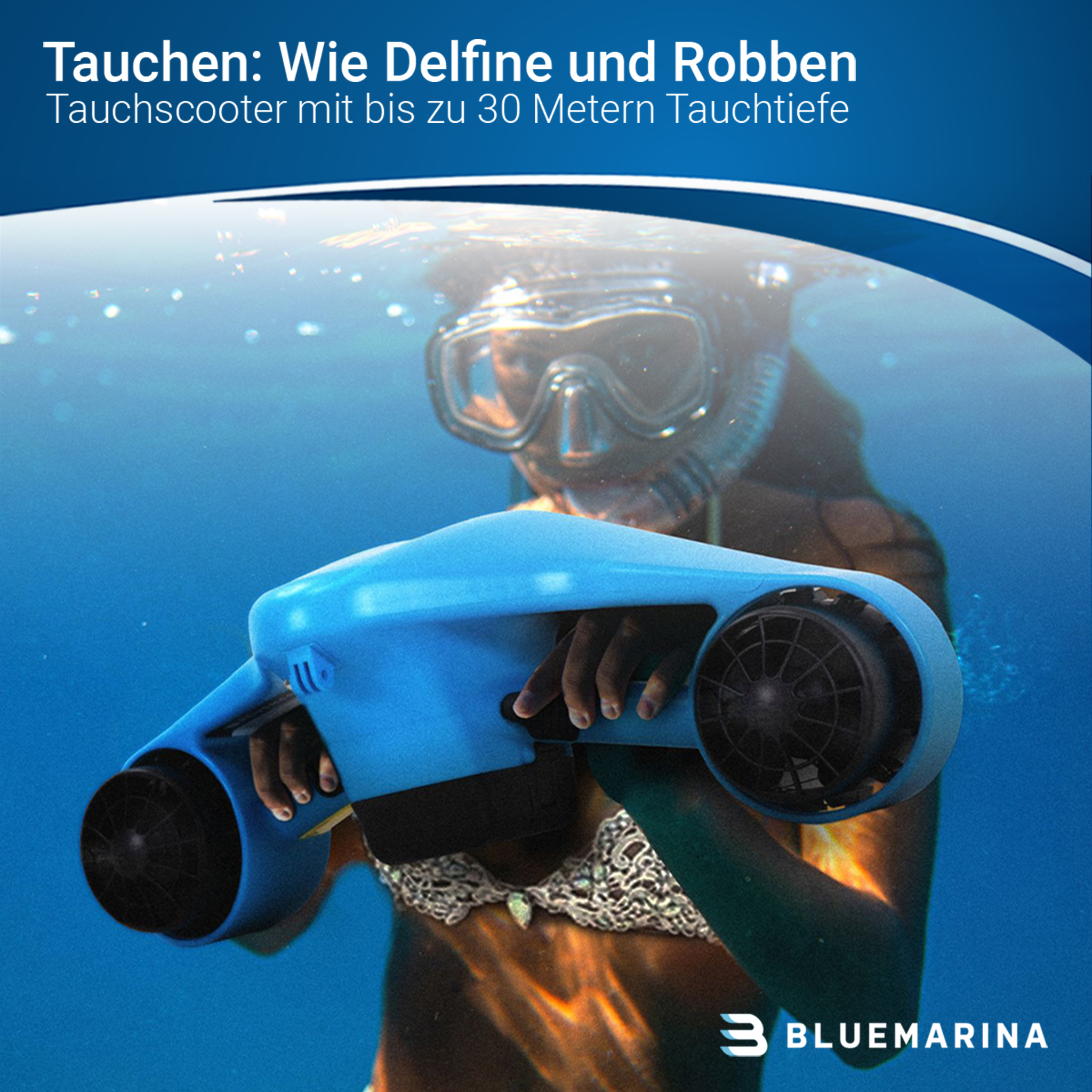 Person unter Wasser mit blauem Unterwasserscooter. Text auf Deutsch. Unterwasserszene.