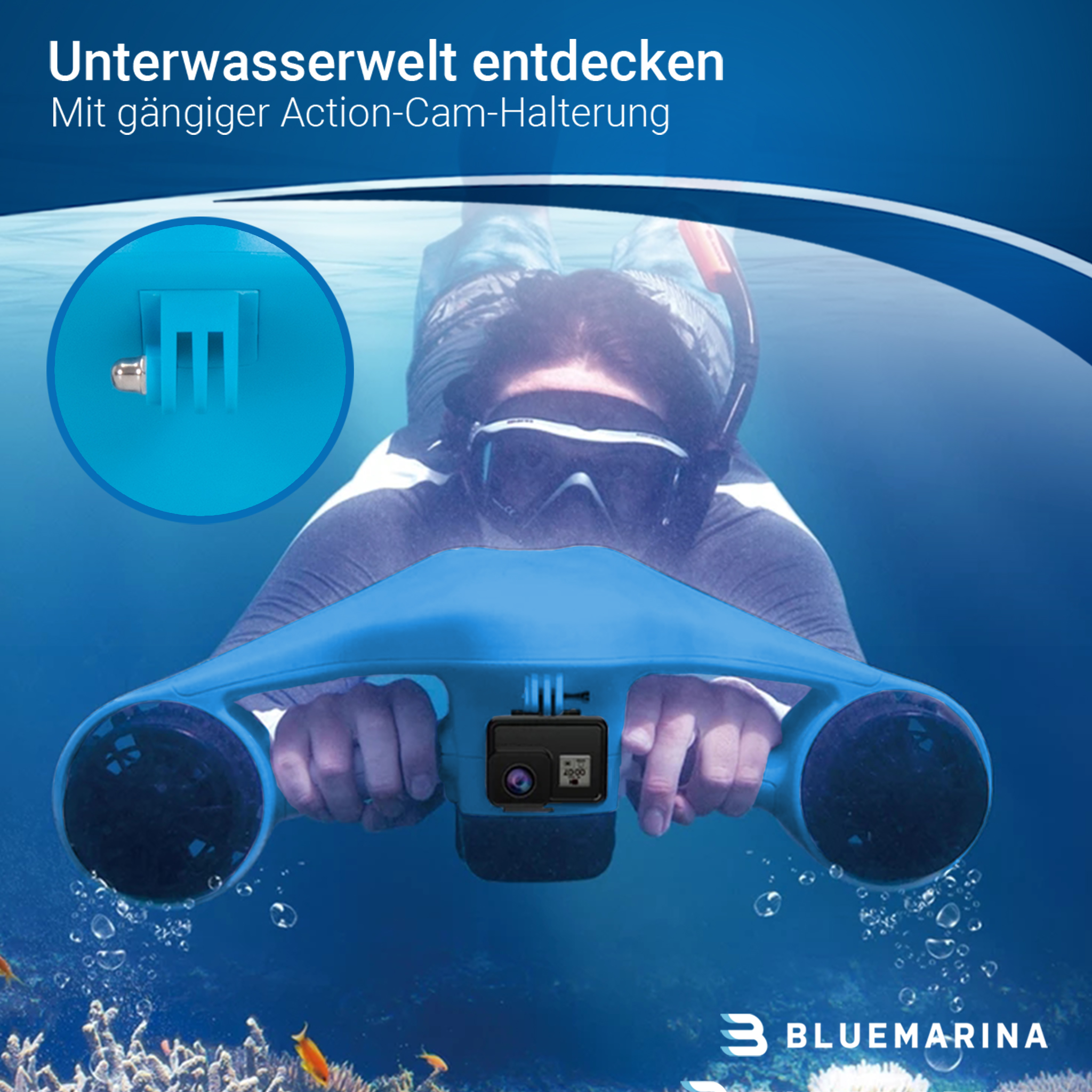 Person im Wasser mit blauem Gerät und Kamera. Unterwasserwelt Text. Blasen.