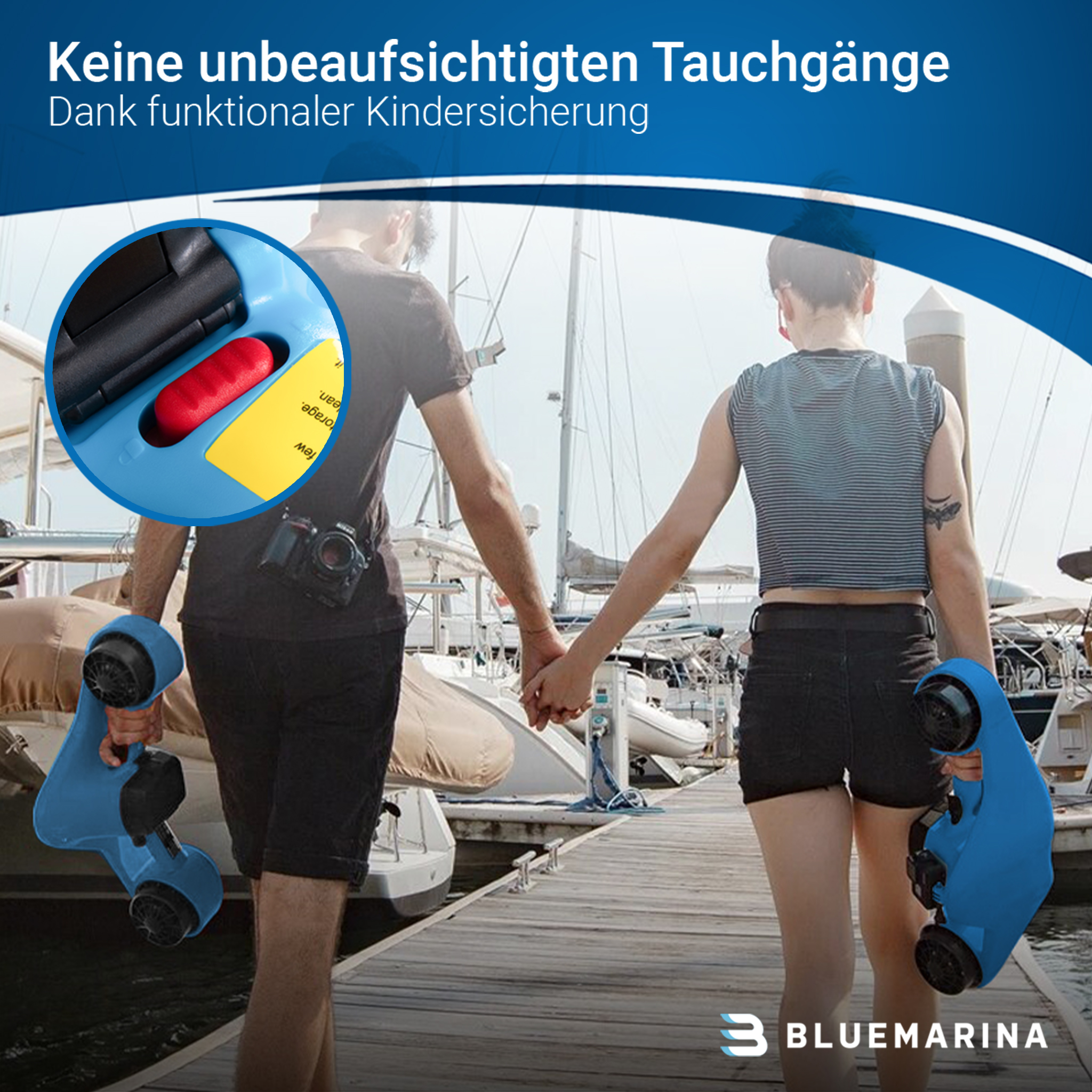 Zwei Personen halten Händchen, gehen auf einem Steg, halten blaue Tauchhilfen. Boote liegen im Hintergrund.
