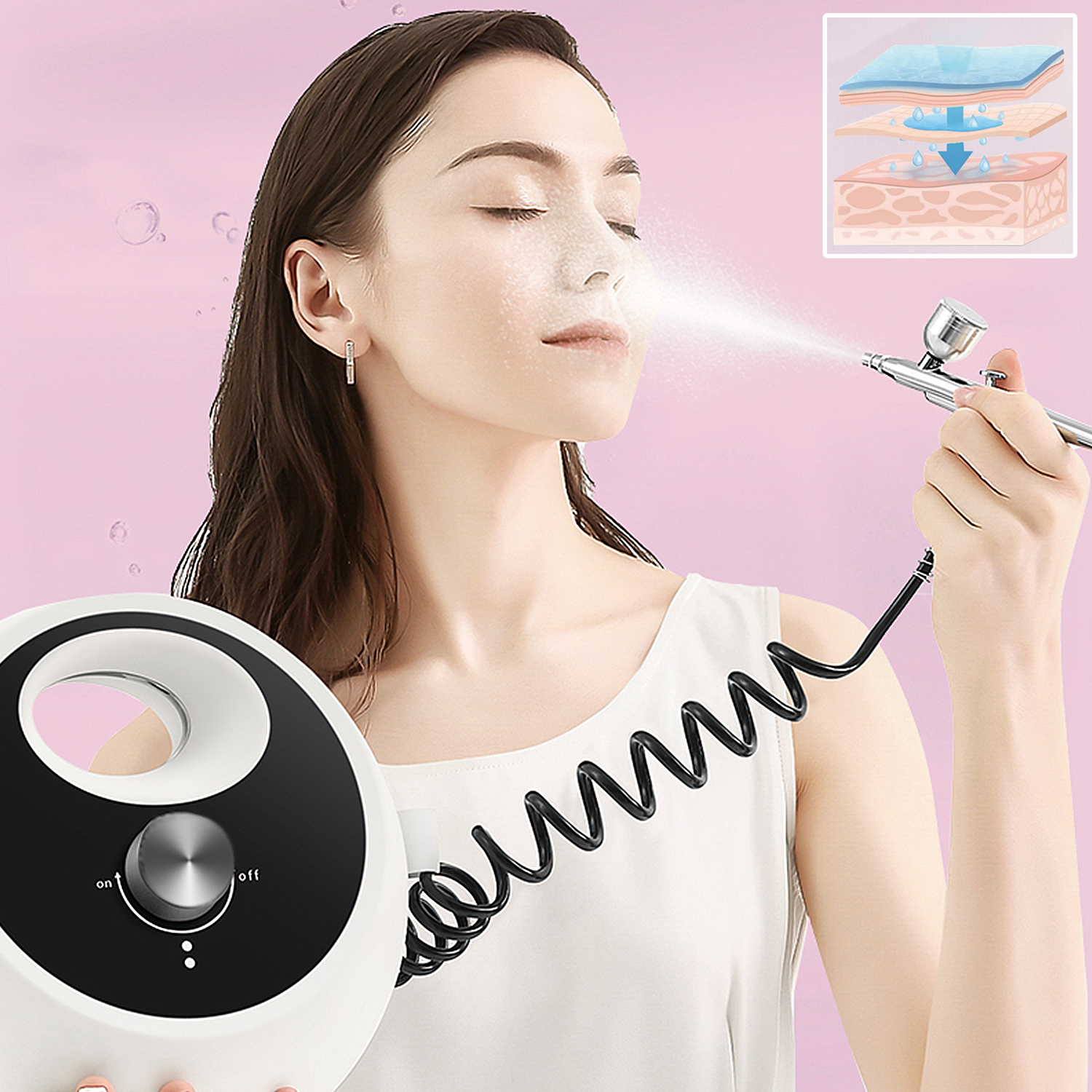Una donna che usa un aerografo sul viso. Un dispositivo bianco e un tubo sono visibili.