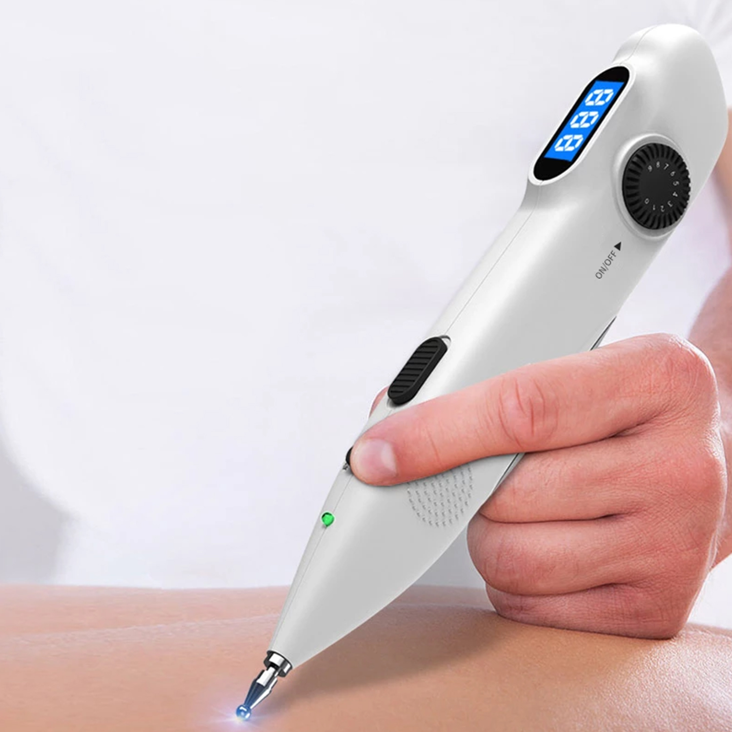 Una penna per agopuntura bianca con display blu, utilizzata sulla schiena di una persona.