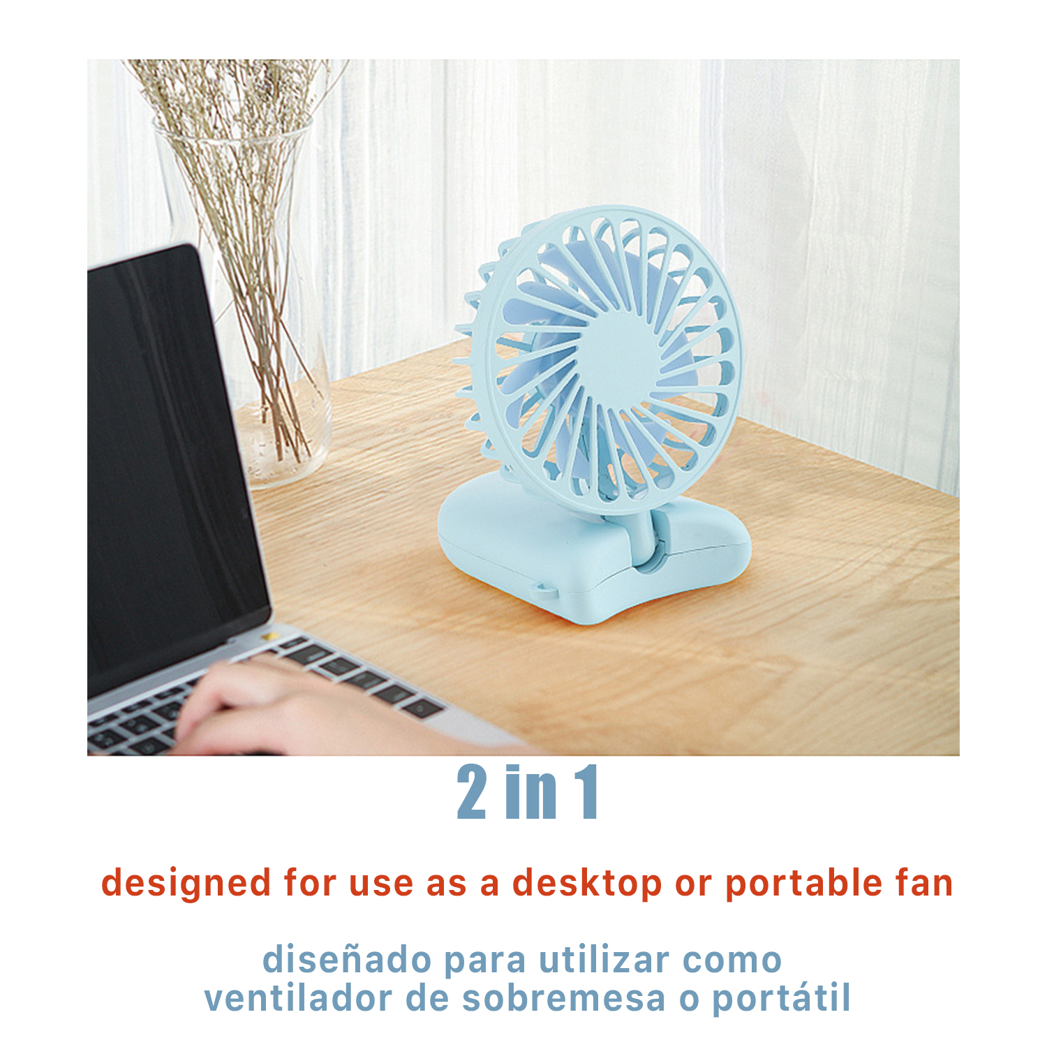 Ventilatore da scrivania blu su una superficie in legno con un laptop.