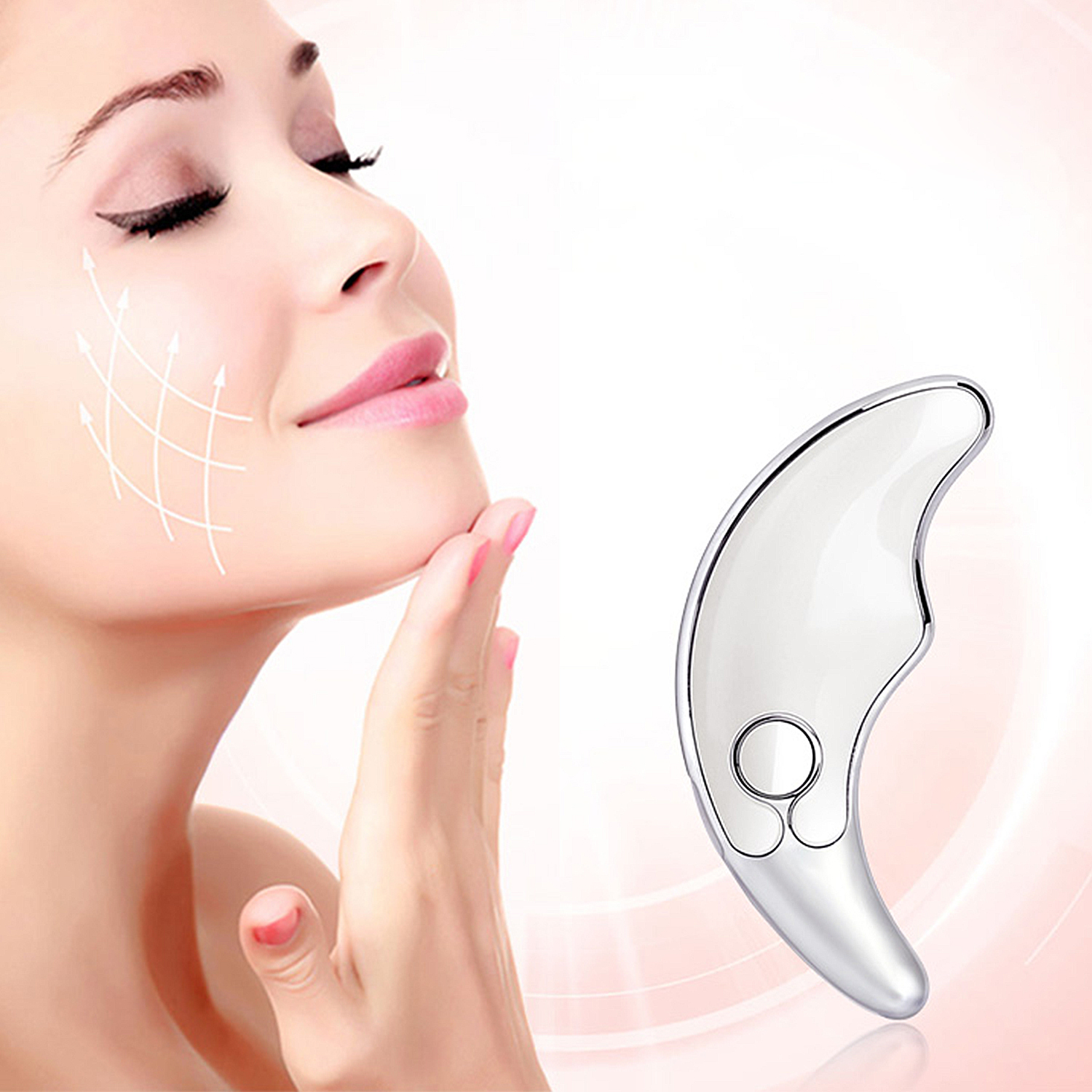 Una mujer usando una herramienta de masaje facial cerca de su mejilla, con flechas de dirección.