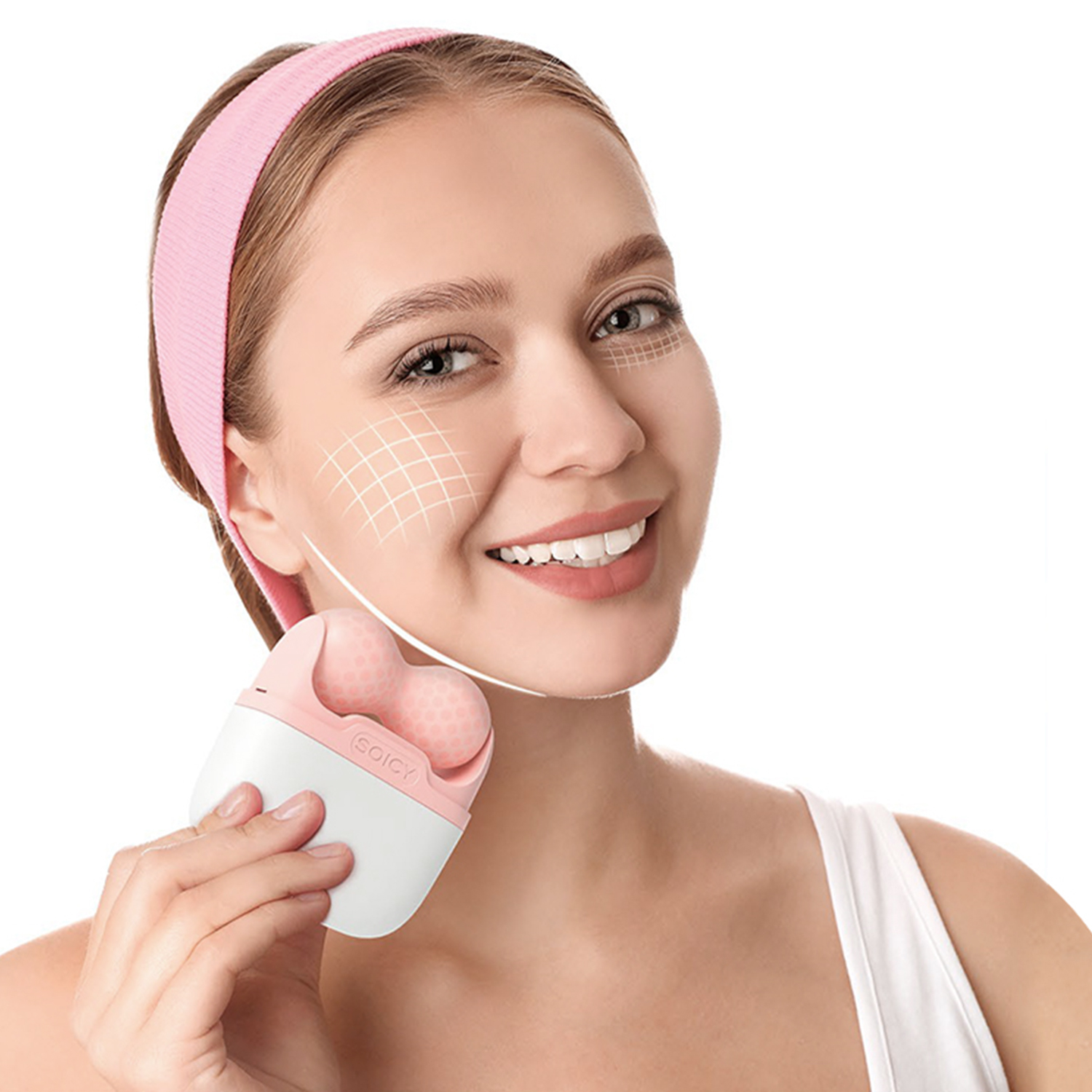 Mujer con diadema rosa usando un masajeador facial, sonriendo a la cámara.