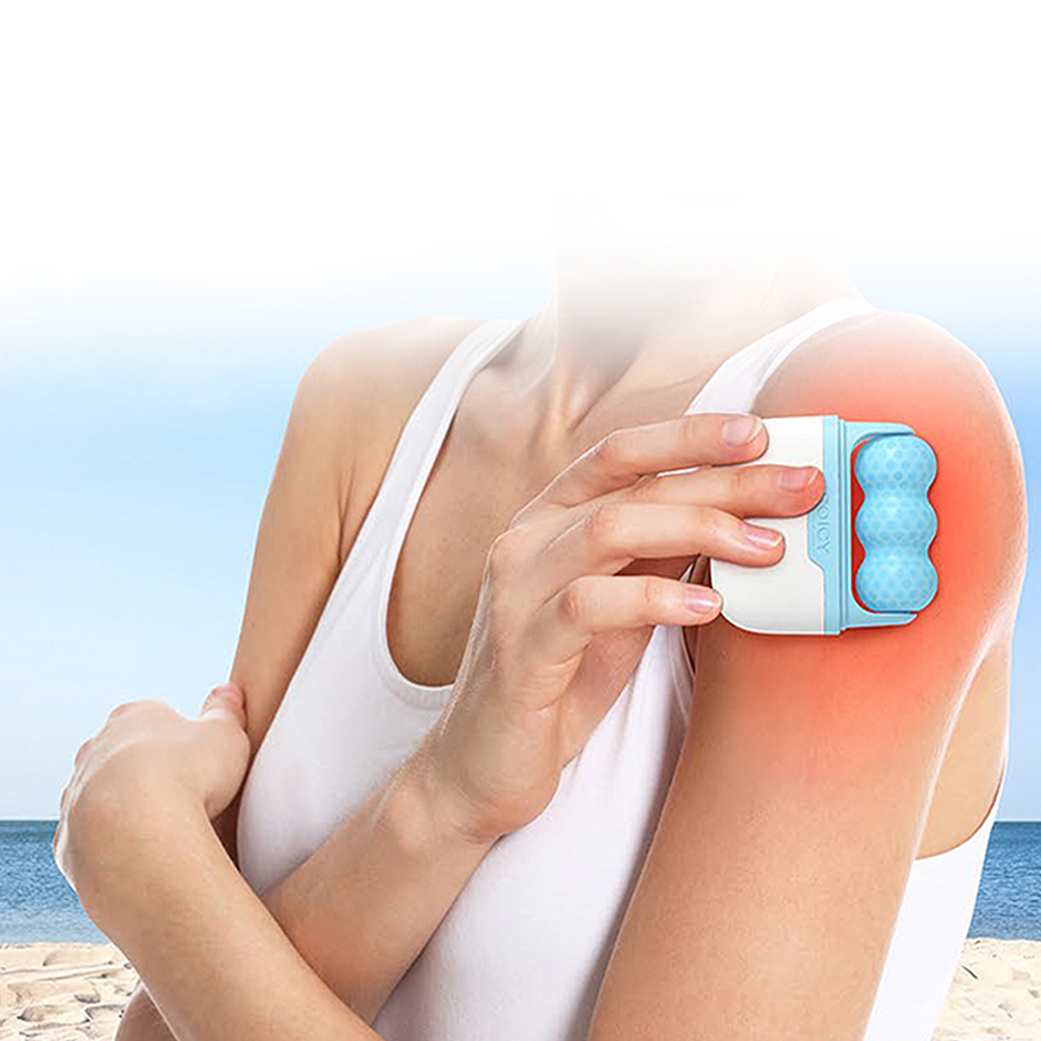 Mujer usando un rodillo de masaje azul y blanco en su hombro, con fondo de playa.