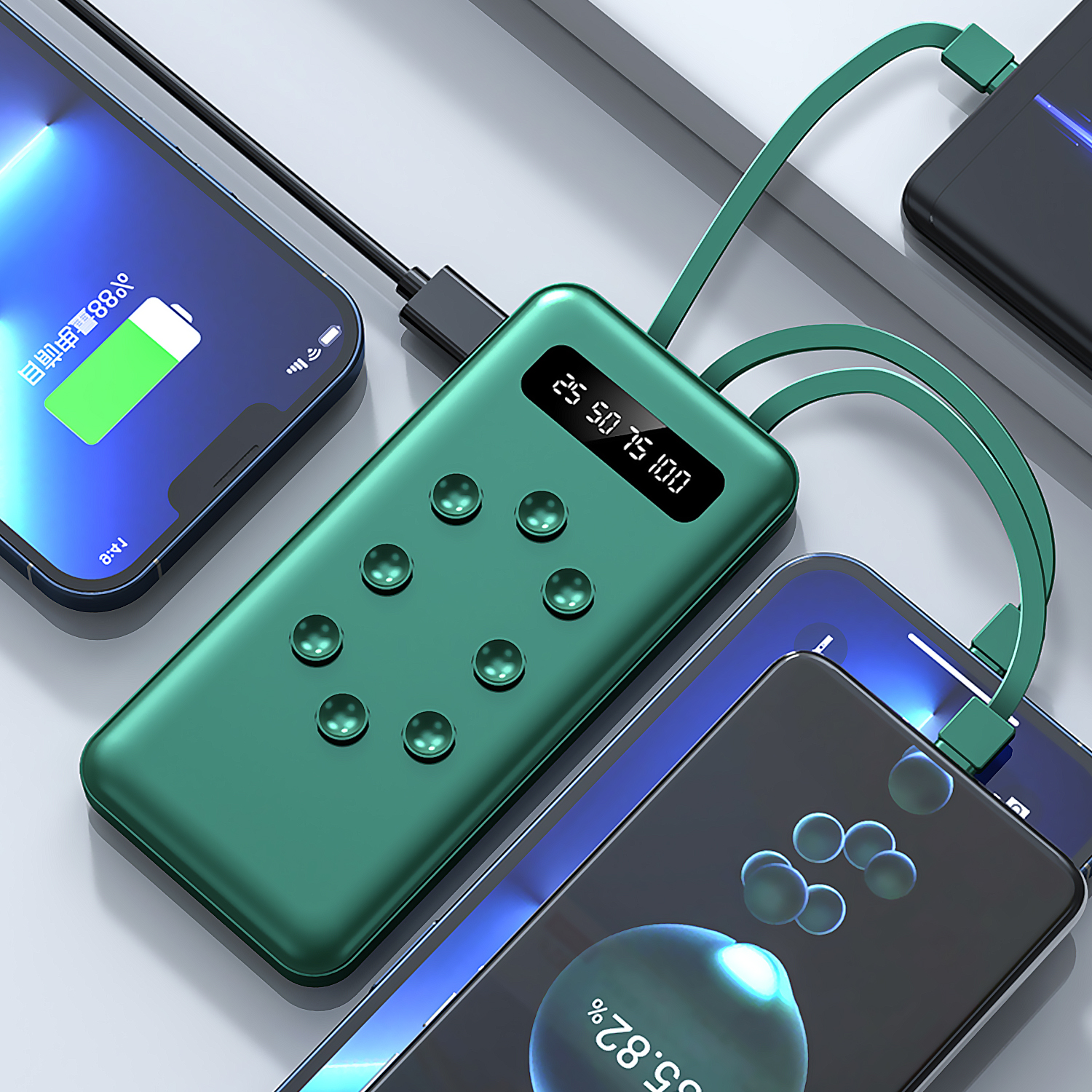 Power bank verde che carica più telefoni. Lo schermo mostra lo stato e l'avanzamento della carica, e i cavi sono verdi.
