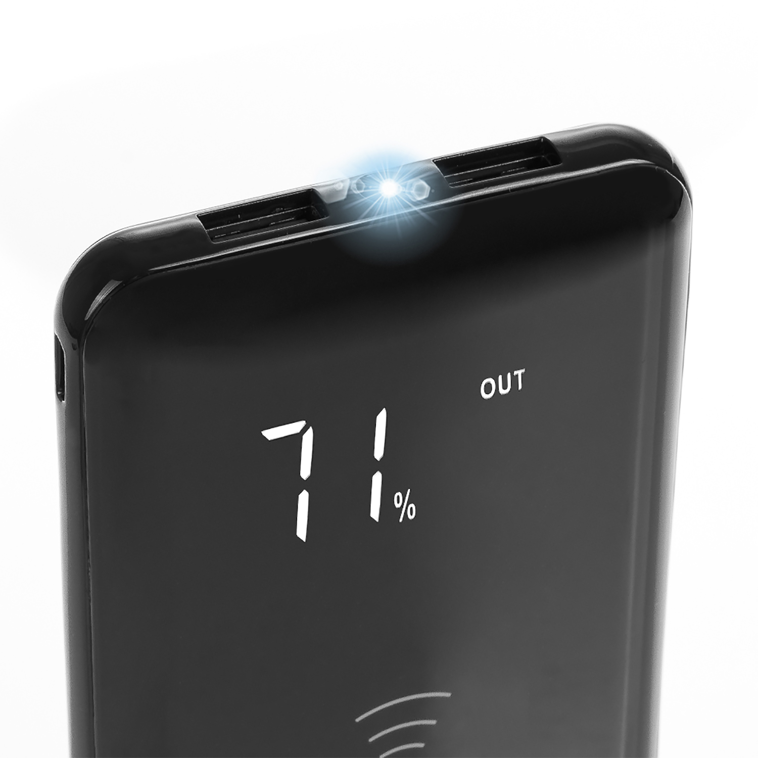 Power bank nero che mostra 71% con spia di carica.