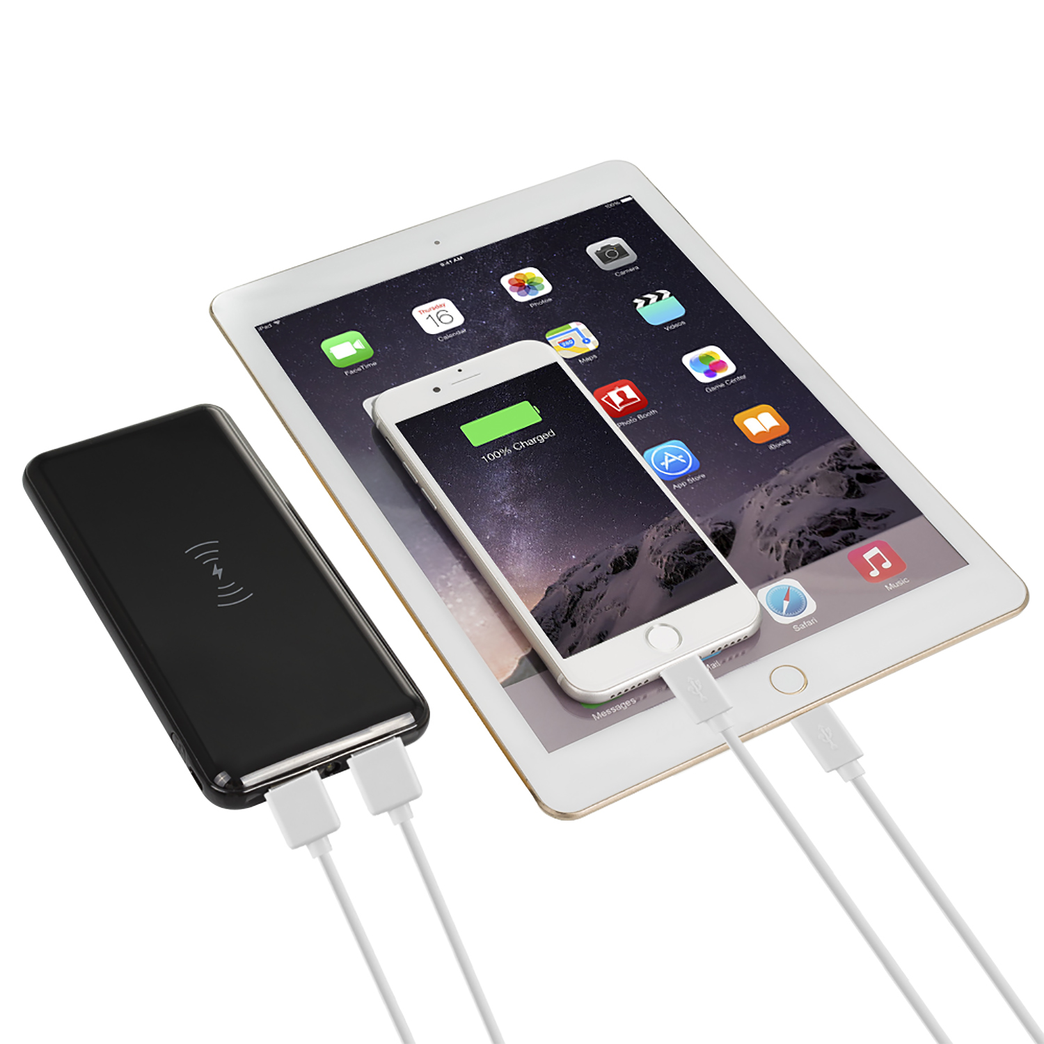 Telefono bianco in carica con un power bank nero e un tablet bianco, cavi collegati.