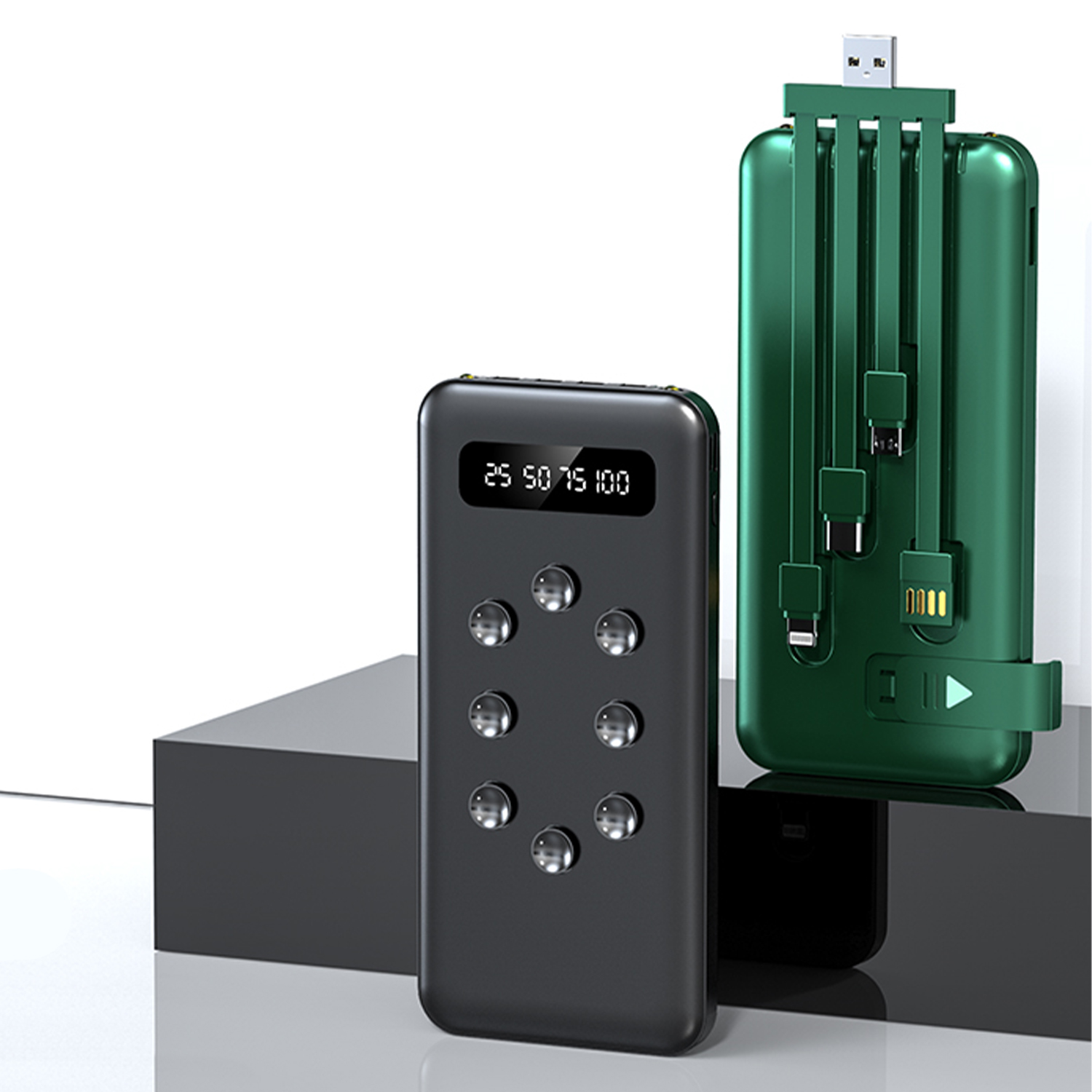 Un caricabatterie portatile nero e verde con schermo e cavi di ricarica. È su una mensola nera.