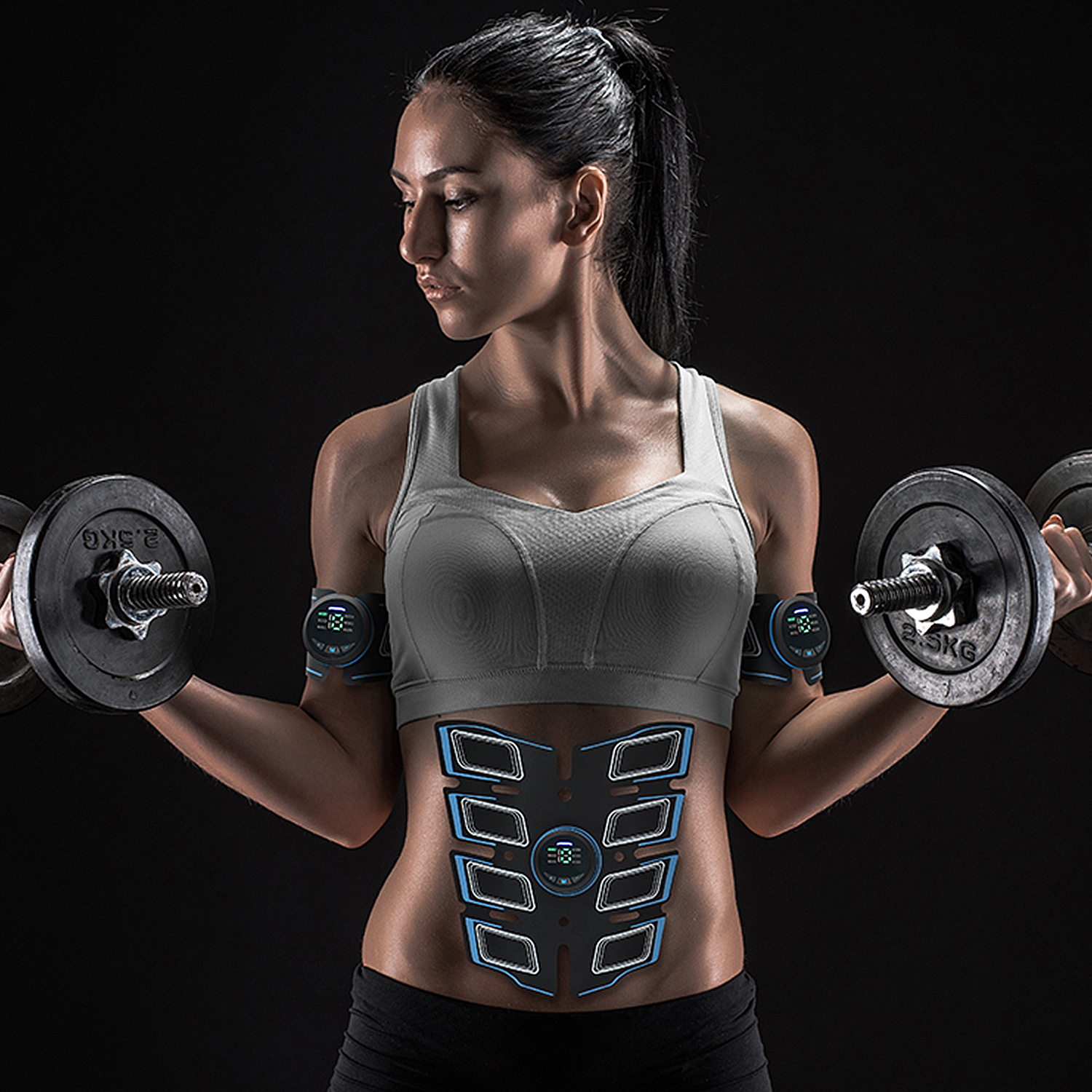 Una mujer usando un estimulador abdominal y sosteniendo pesas, con un fondo negro.