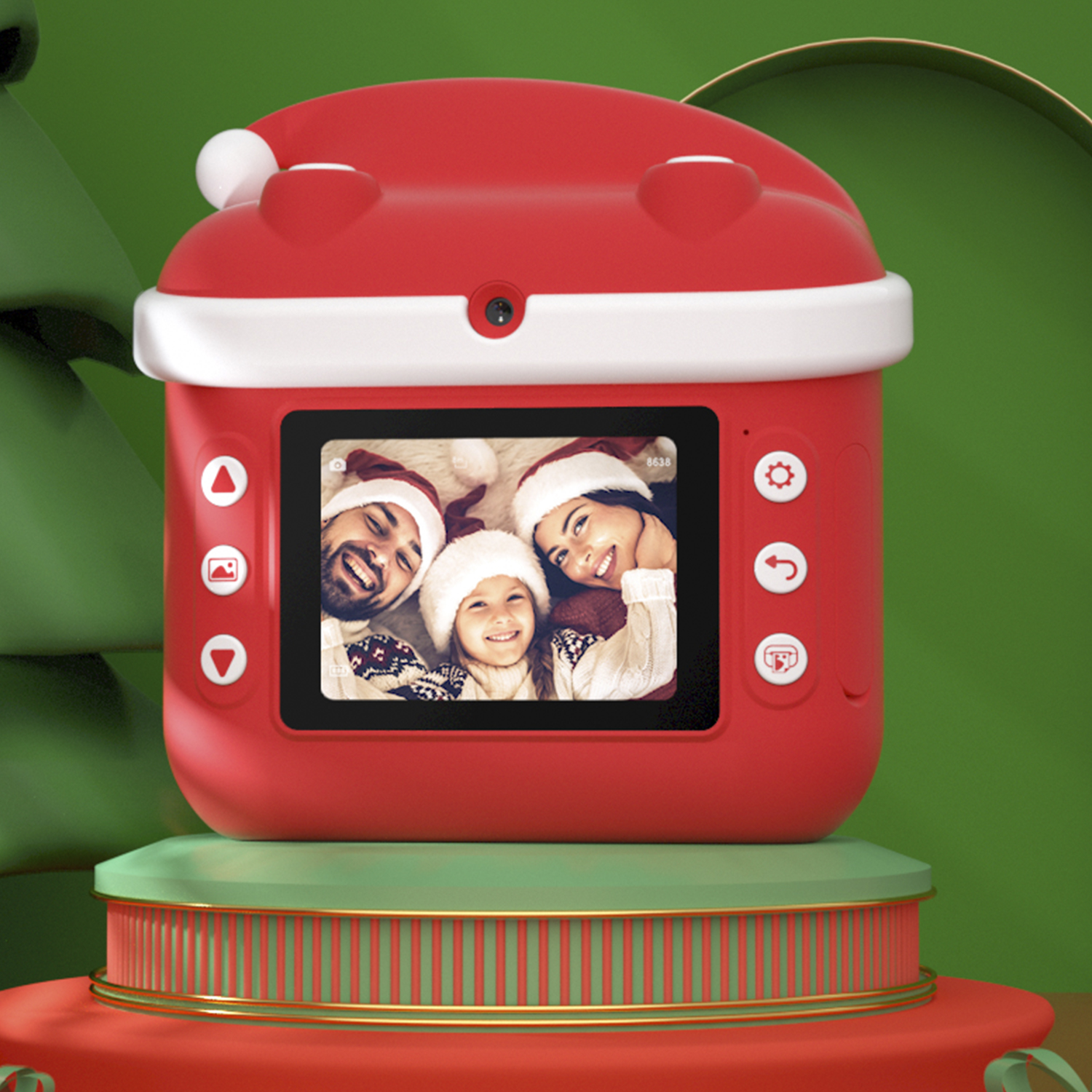 Cámara roja con forma de gorro de Papá Noel, mostrando foto familiar en pantalla.