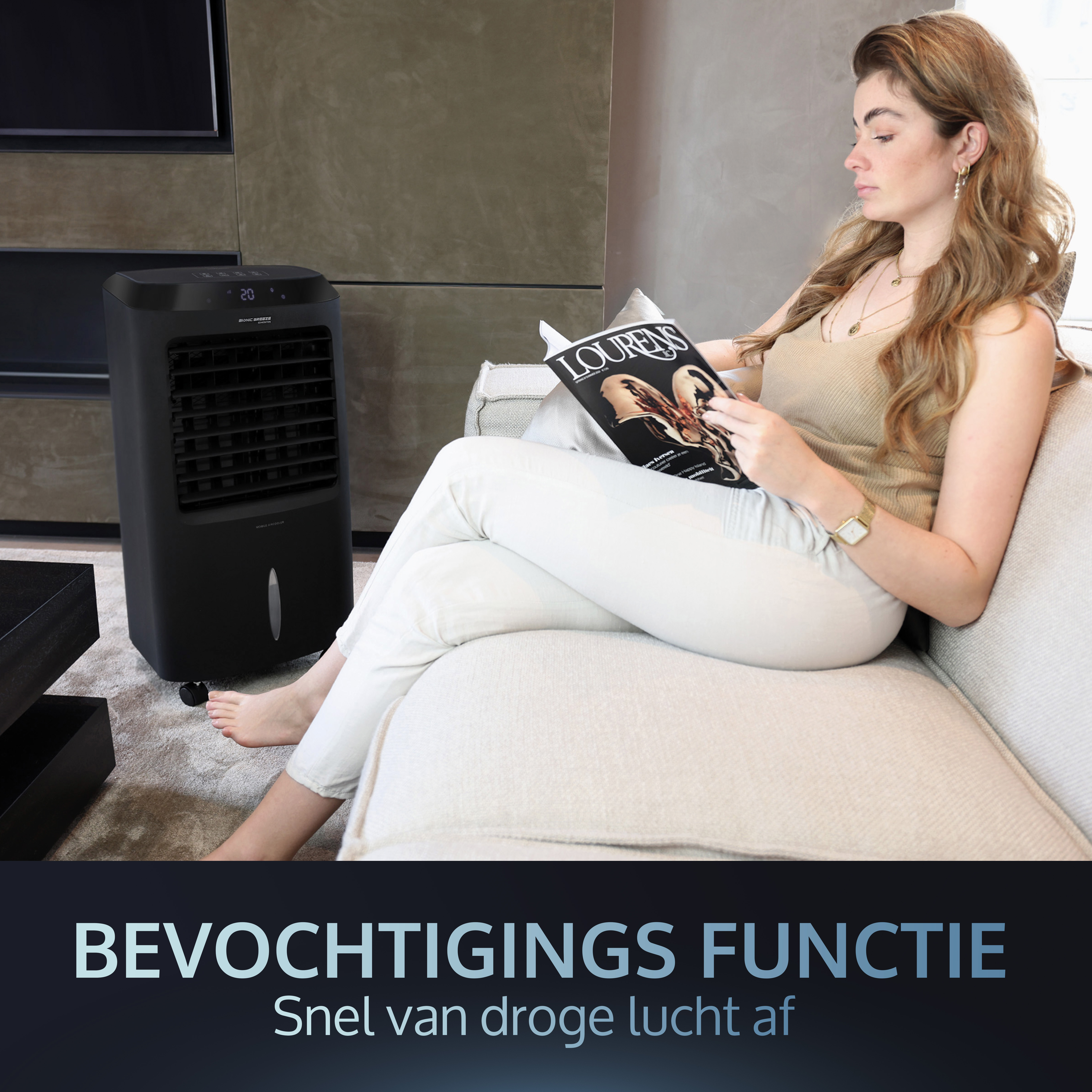 Eine Frau liest eine Zeitschrift vor einem schwarzen Luftkühler. Der Text lautet 'Bevochtigings Functie'.