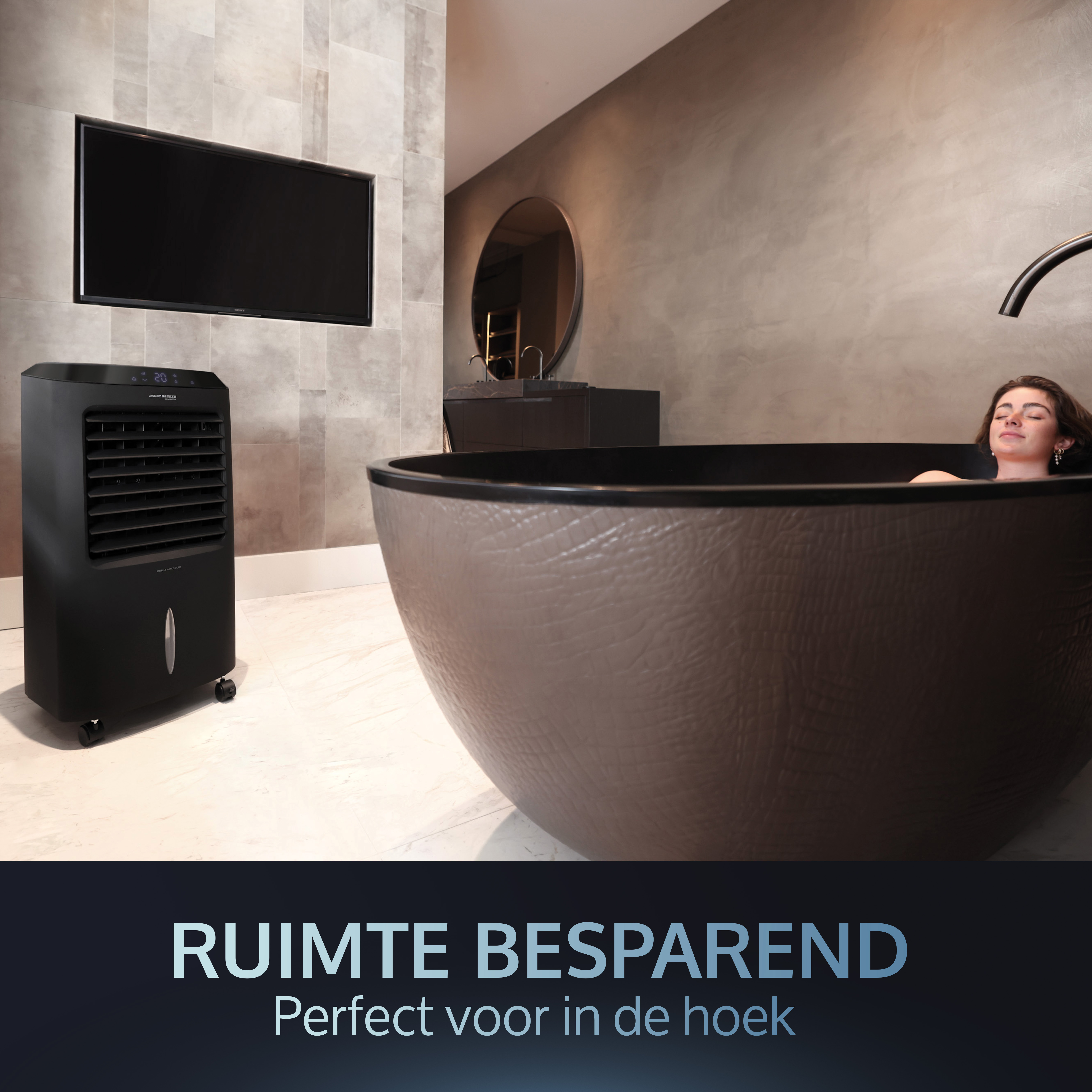 Eine Frau in der Badewanne, ein schwarzer Luftkühler und ein Fernseher in einem modernen Badezimmer.
