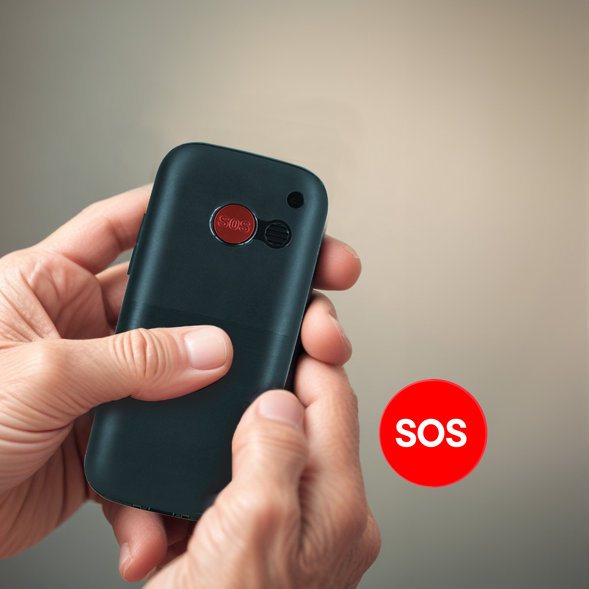 Manos de una persona sosteniendo un dispositivo negro con un botón SOS rojo. Un círculo SOS rojo en el fondo.