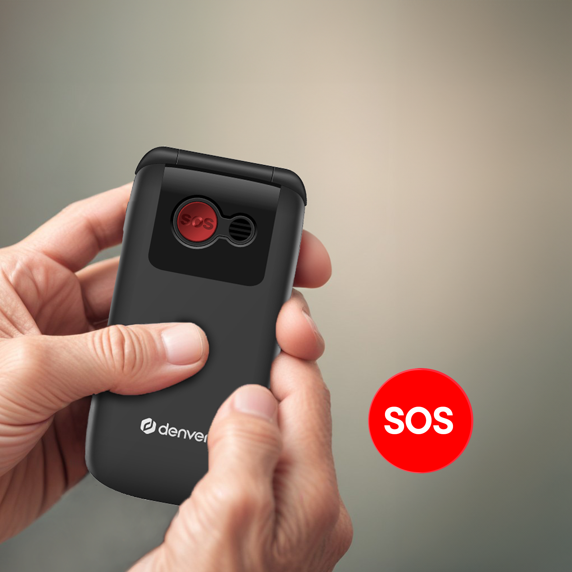 Telefono a conchiglia nero tenuto in mano. Ha un pulsante SOS e un segnale SOS rosso.