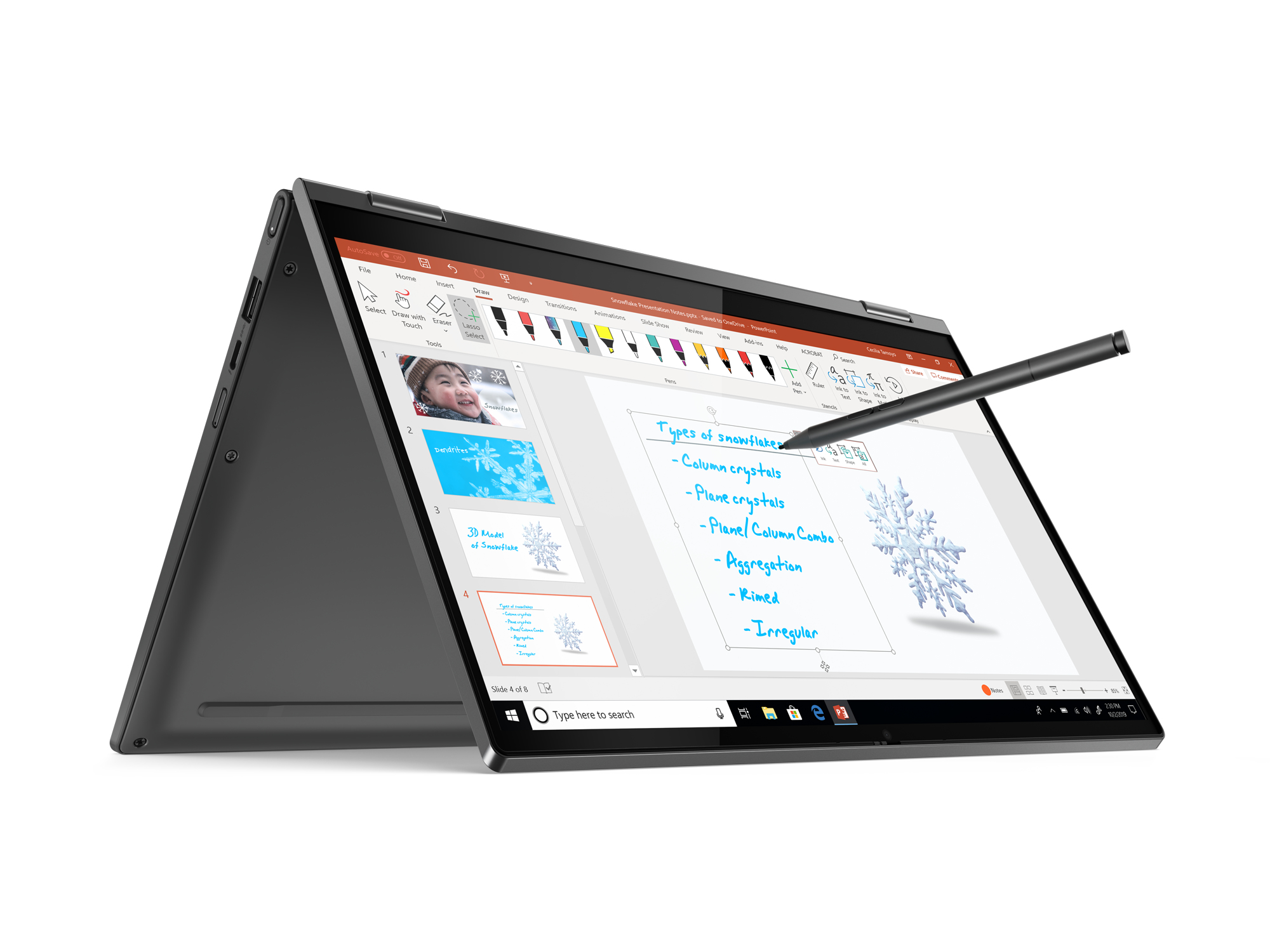 Laptop aperto con presentazione, stilo, su superficie bianca, con vista parziale.