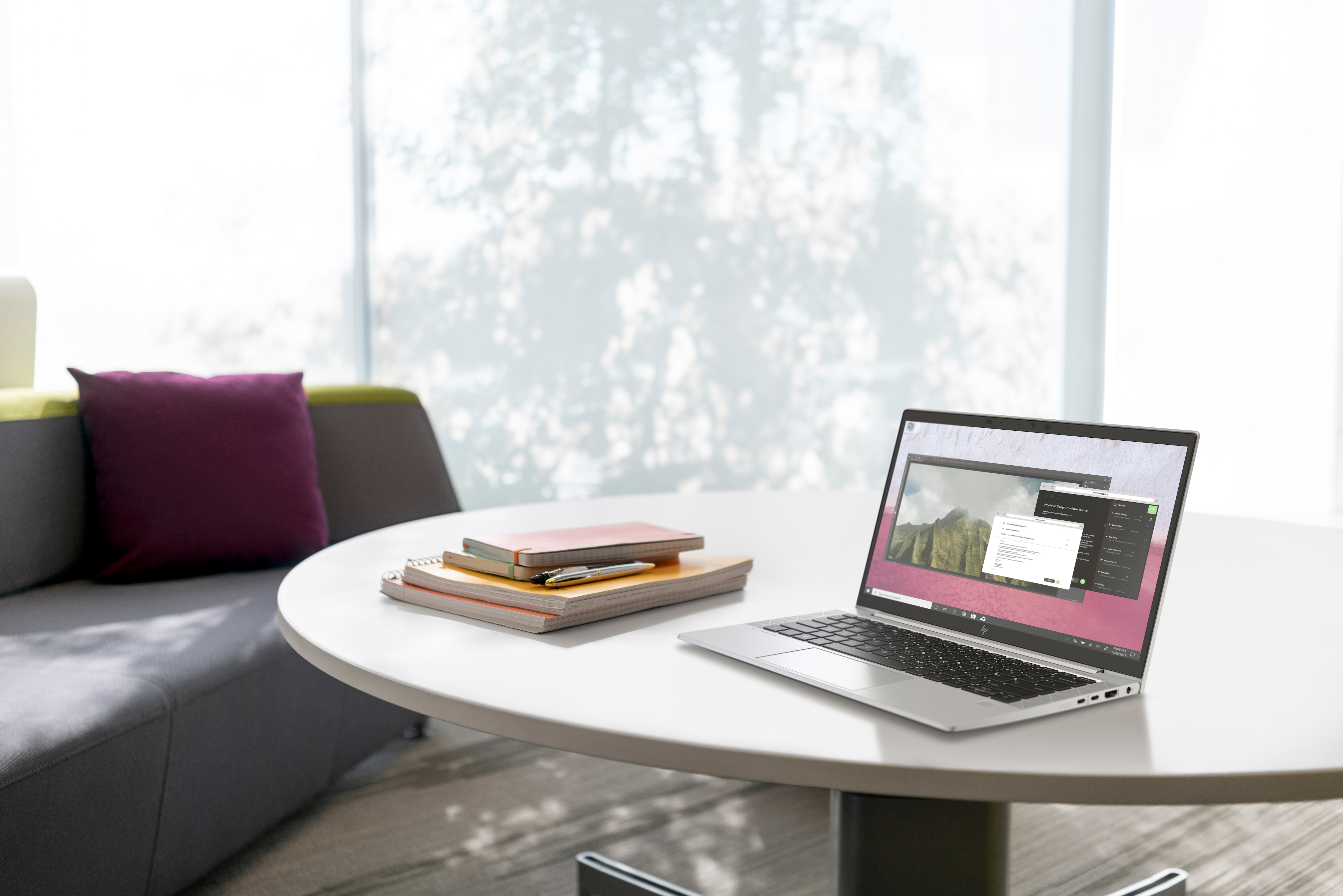 Laptop su un tavolo, con schermo che mostra un'interfaccia di software di video editing.