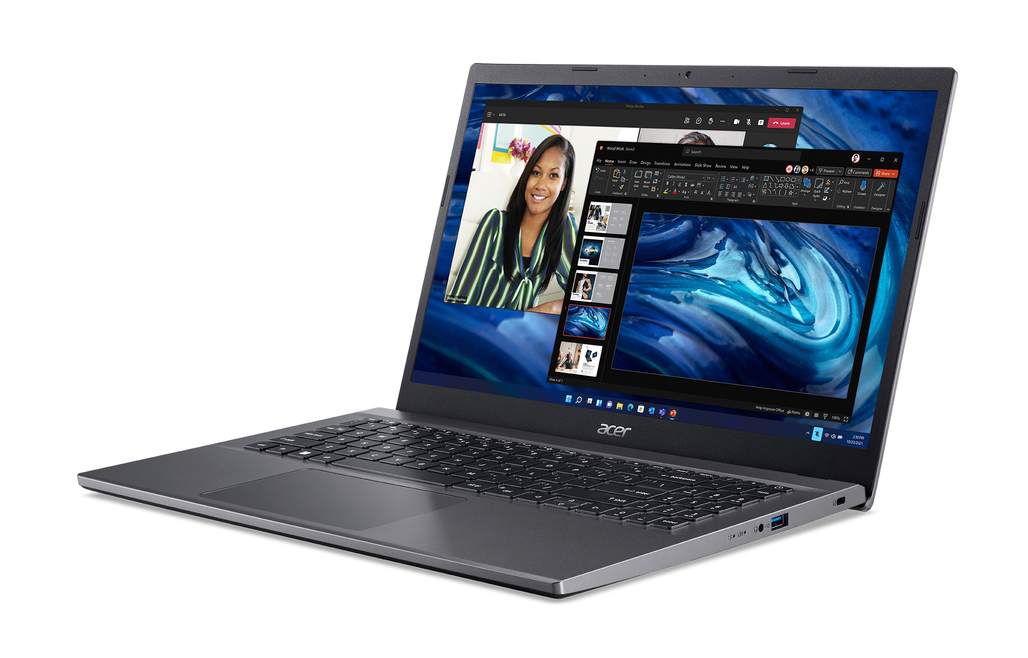 Un laptop grigio su una superficie bianca mostra una videochiamata e una finestra di modifica documenti.