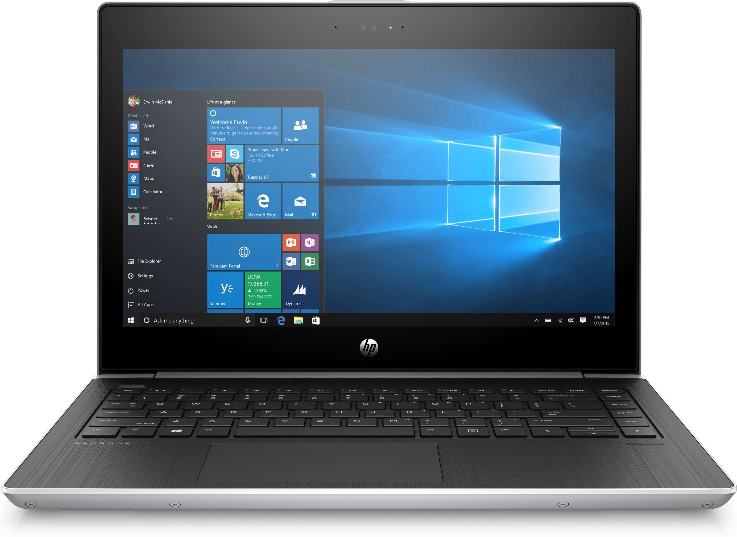 Un laptop con un desktop di Windows visibile. Lo schermo mostra un calendario e icone di app.