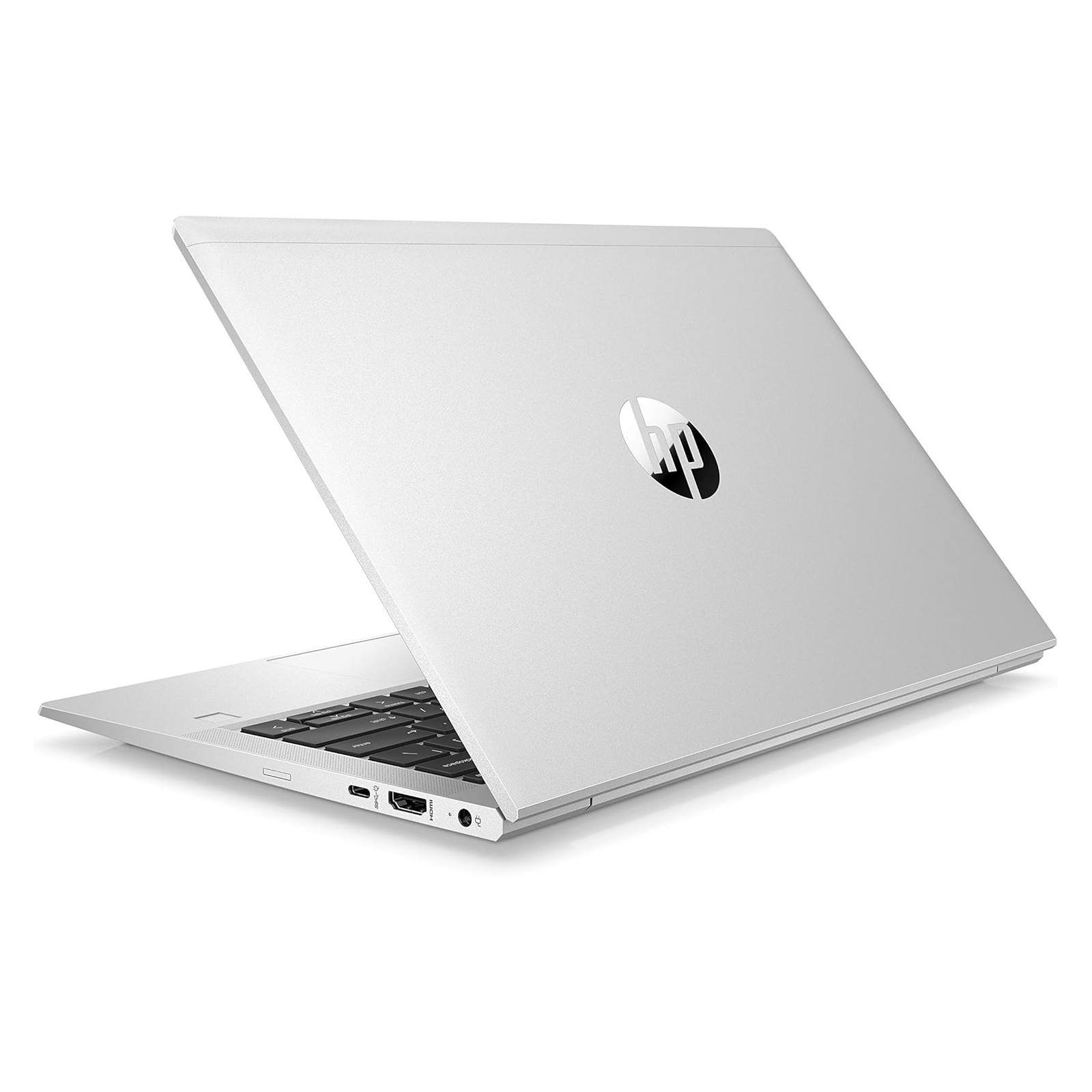 Un laptop, parzialmente aperto, con sfondo bianco e un logo.