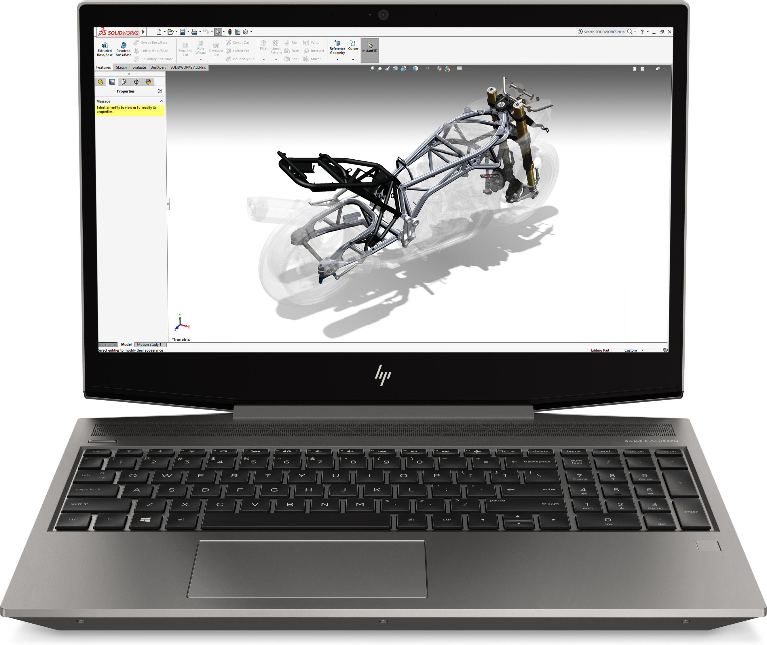 Un laptop mostra un modello di moto 3D, aperto su una scrivania.