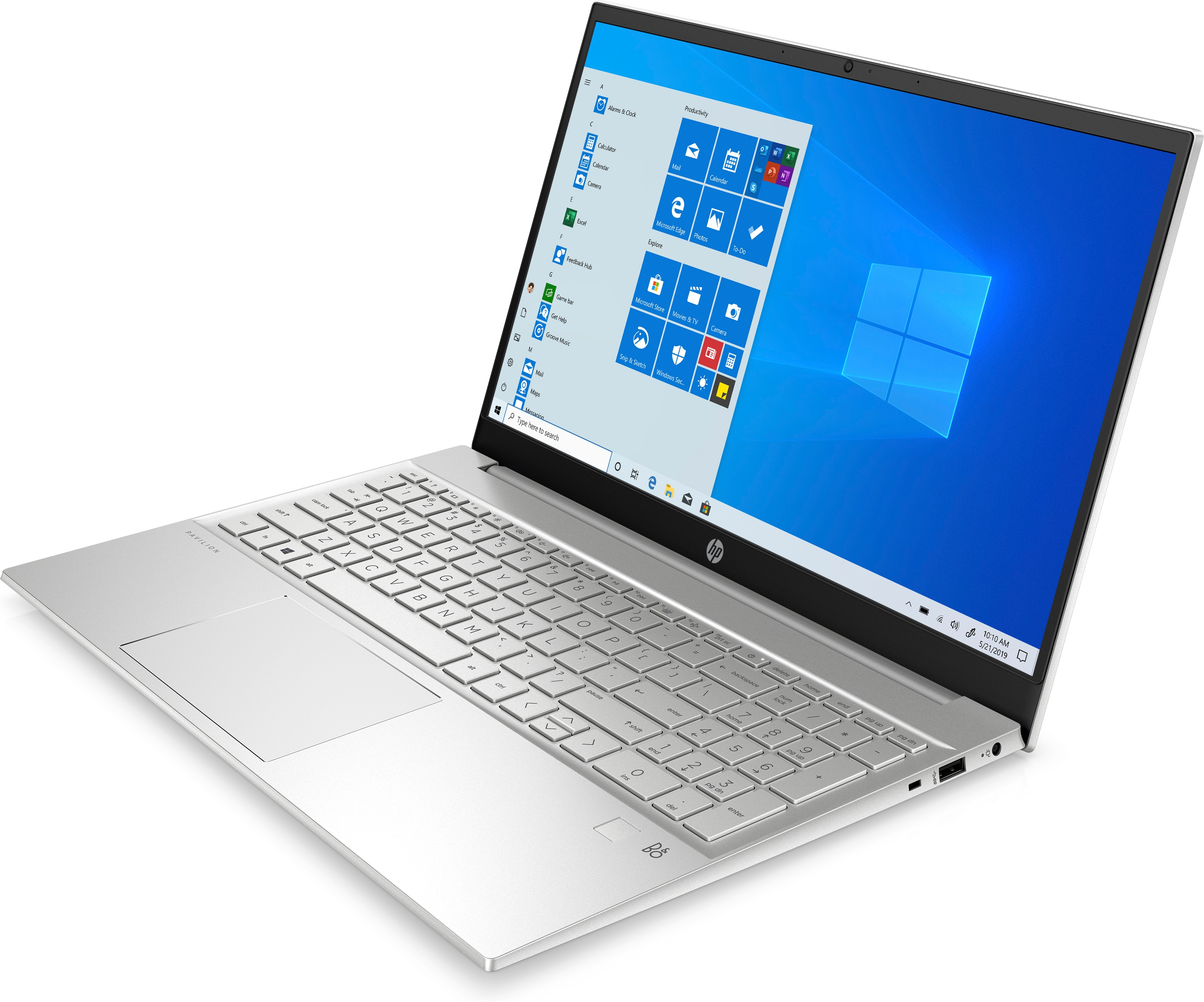 Laptop argentato aperto con desktop di Windows. Su una superficie bianca.