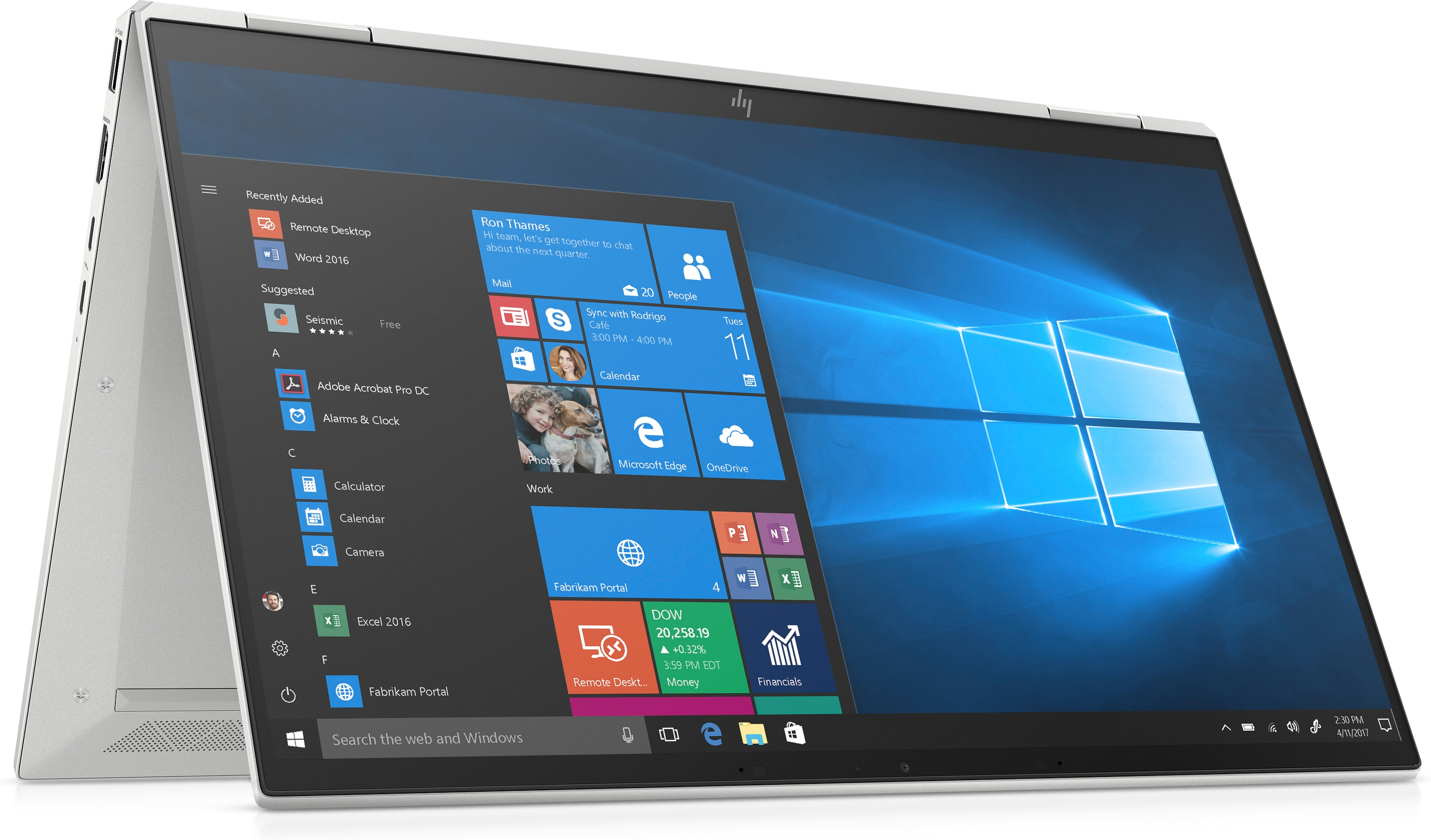 Portátil plateado con pantalla abierta. Muestra la interfaz de Windows. Fondo blanco. Pantalla inclinada.