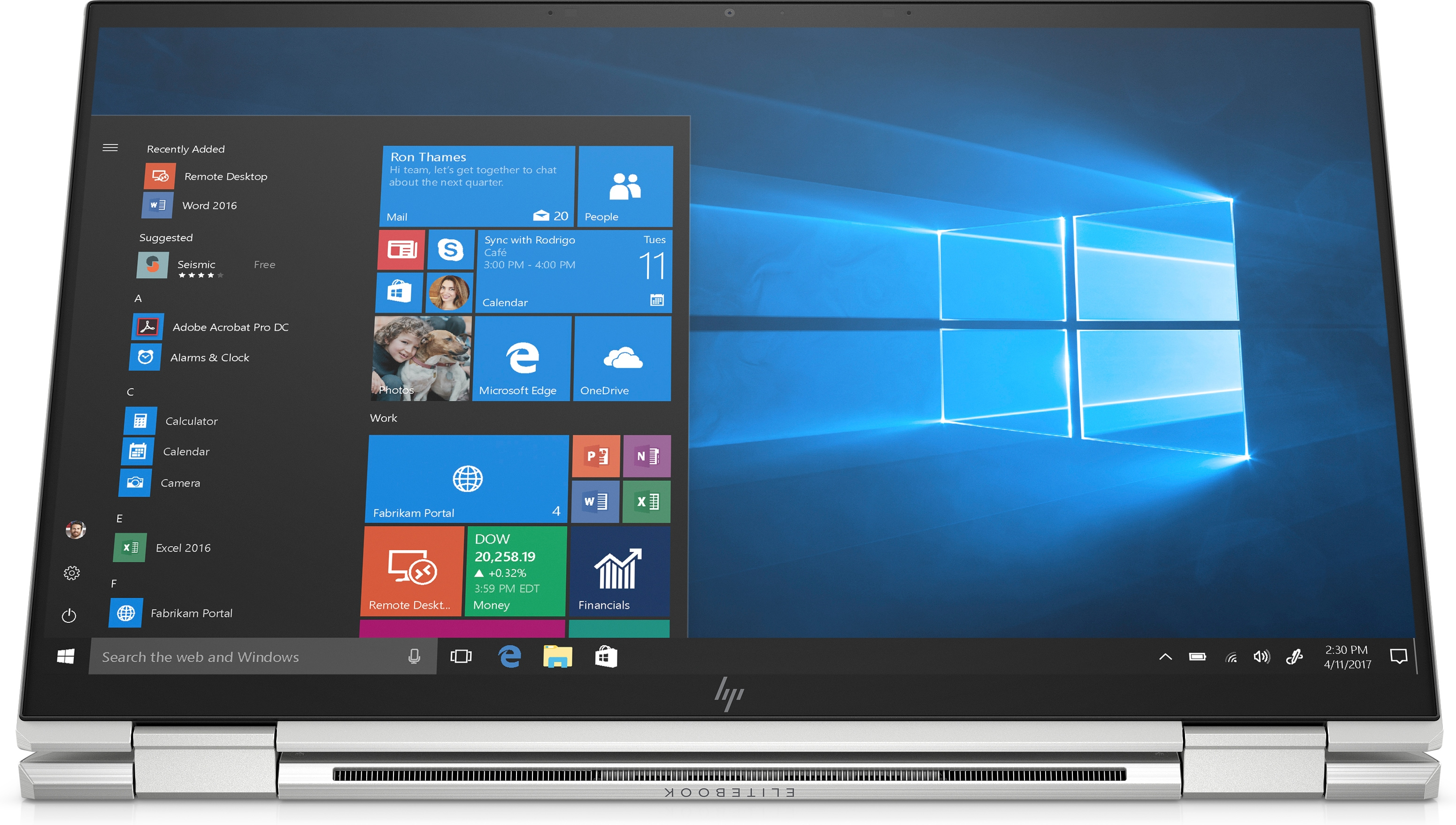 Laptop argentato, aperto, vista angolata, che mostra l'interfaccia di Windows, su sfondo bianco.