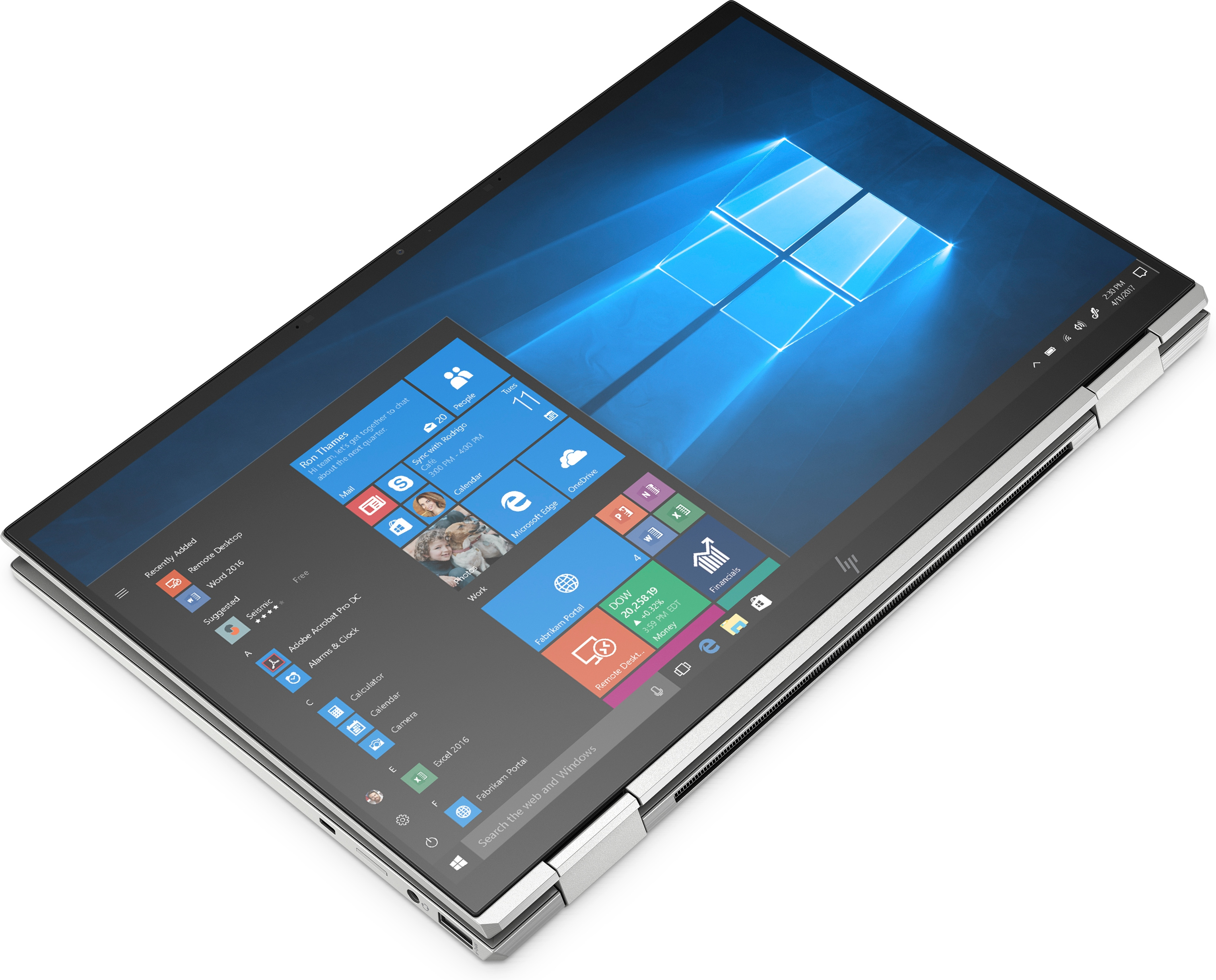 Laptop argentato, aperto, mostra desktop Windows con icone. Schermo inclinato.