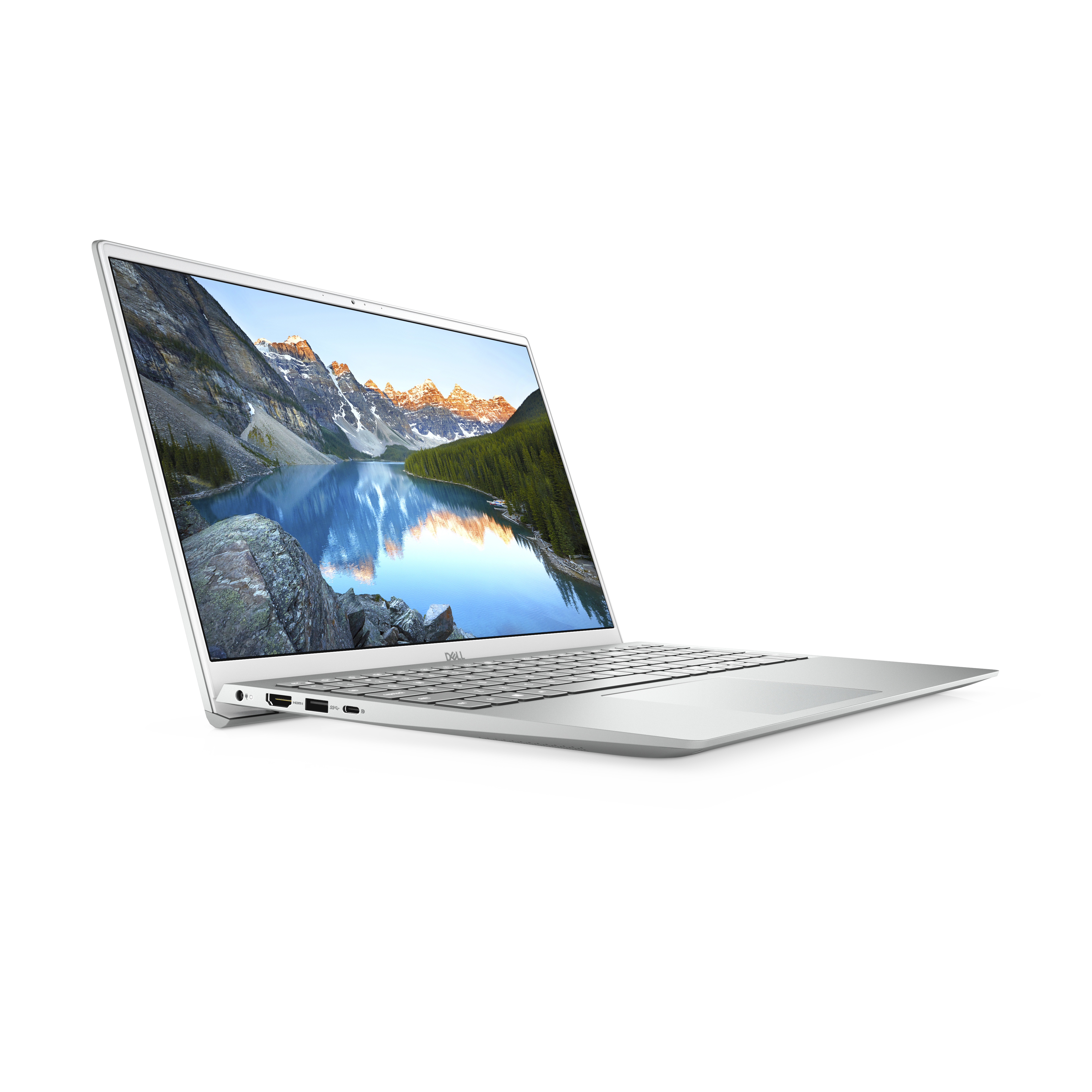 Laptop argento su sfondo bianco, leggermente angolato. Lo schermo mostra un lago e montagne.