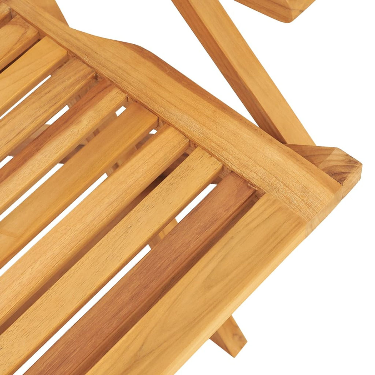 Nahaufnahme von Holzstuhl-Lamellen. Das Holz ist hellbraun und zeigt die Maserung.