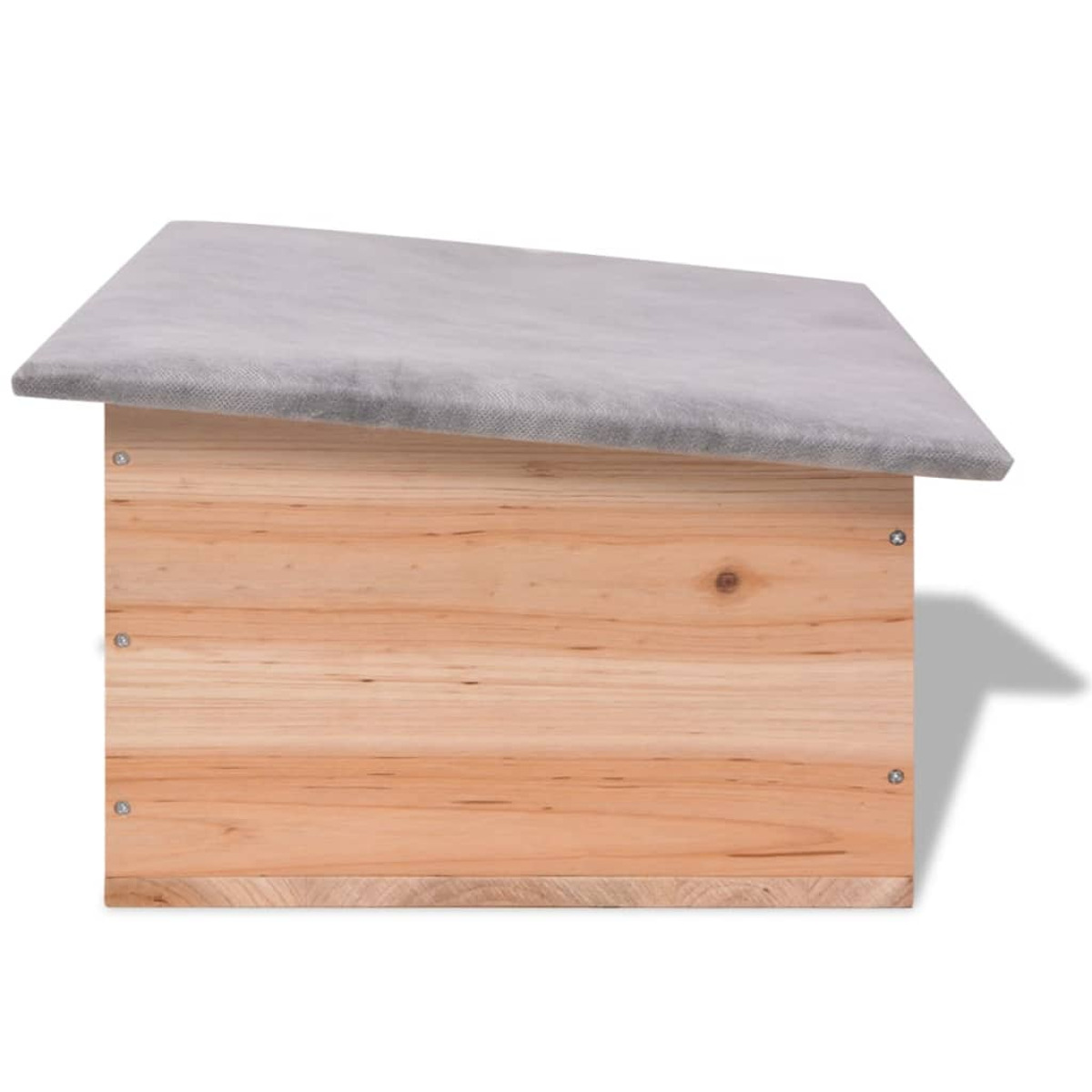 Vogelhaus aus Holz mit grauem Dach. Rechteckige Form, Naturholz, weißer Hintergrund.