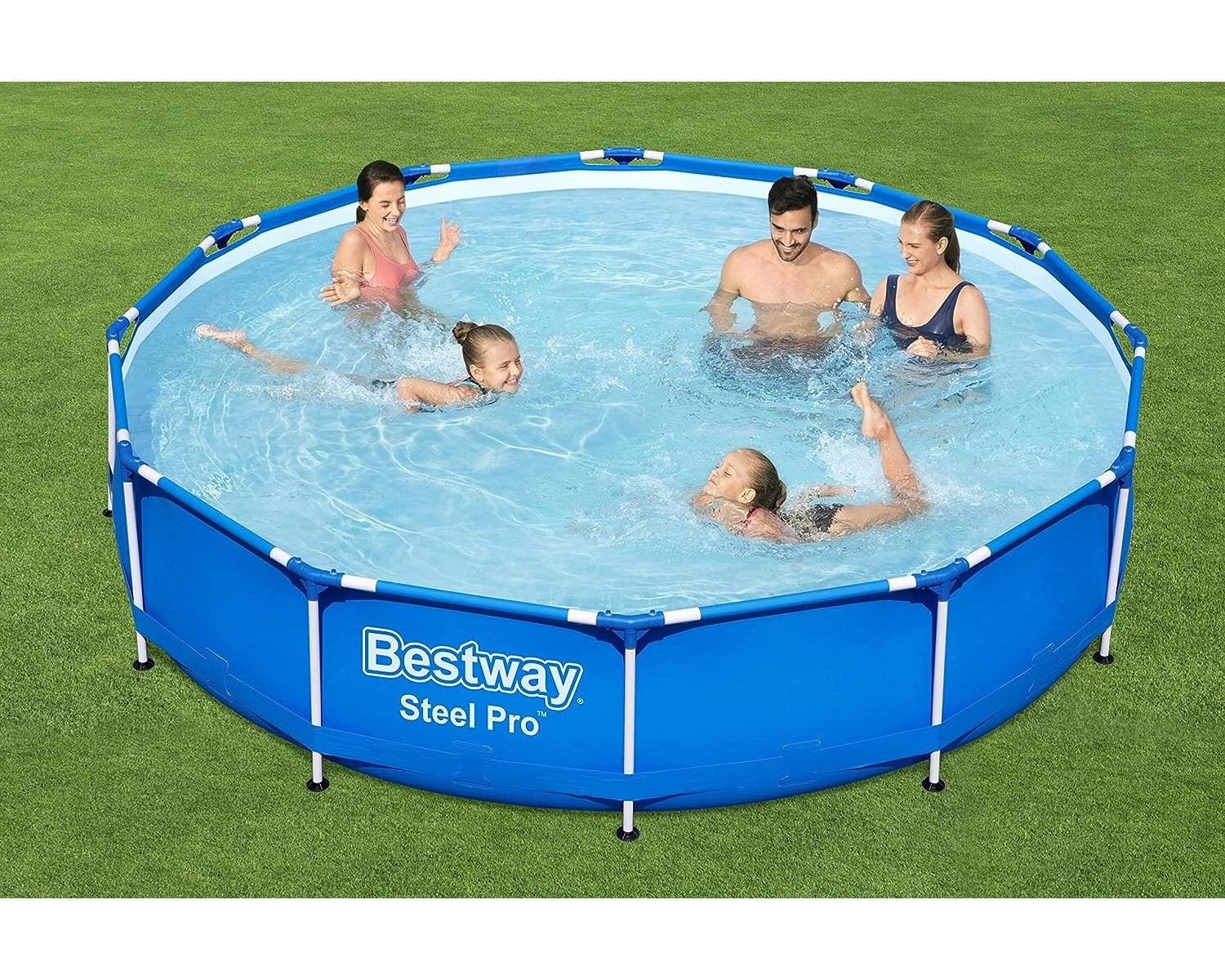 Eine Gruppe von Leuten in einem blauen Pool. Sie schwimmen und spielen im Wasser auf grünem Gras.