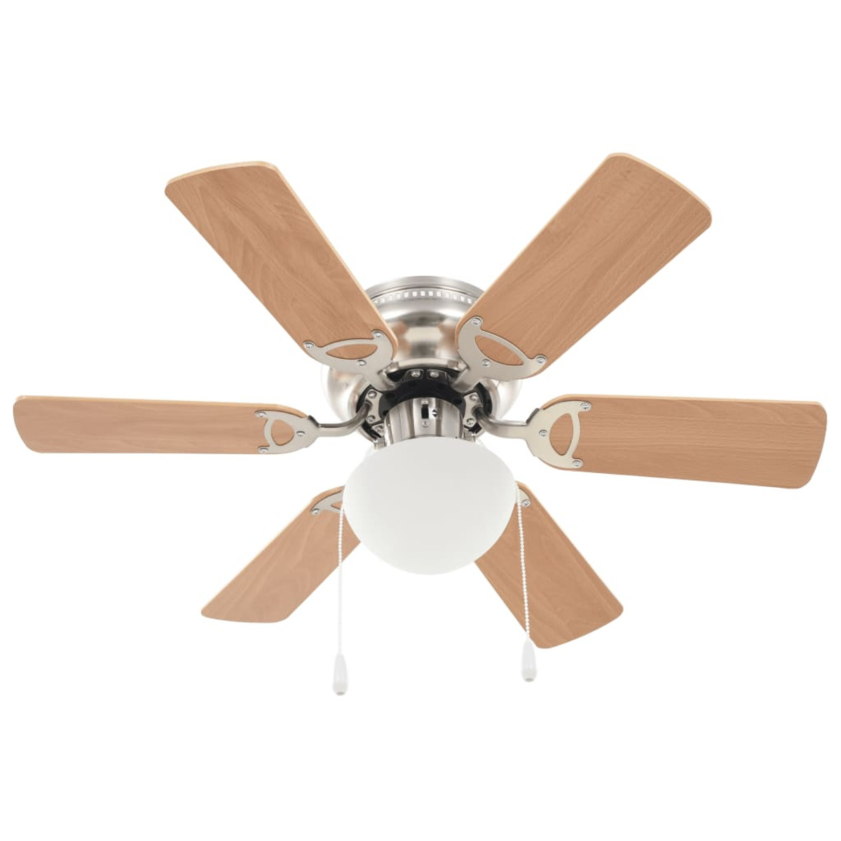 Ventilatore da soffitto con cinque pale in legno, finitura cromata, luce a globo bianca, sfondo bianco.