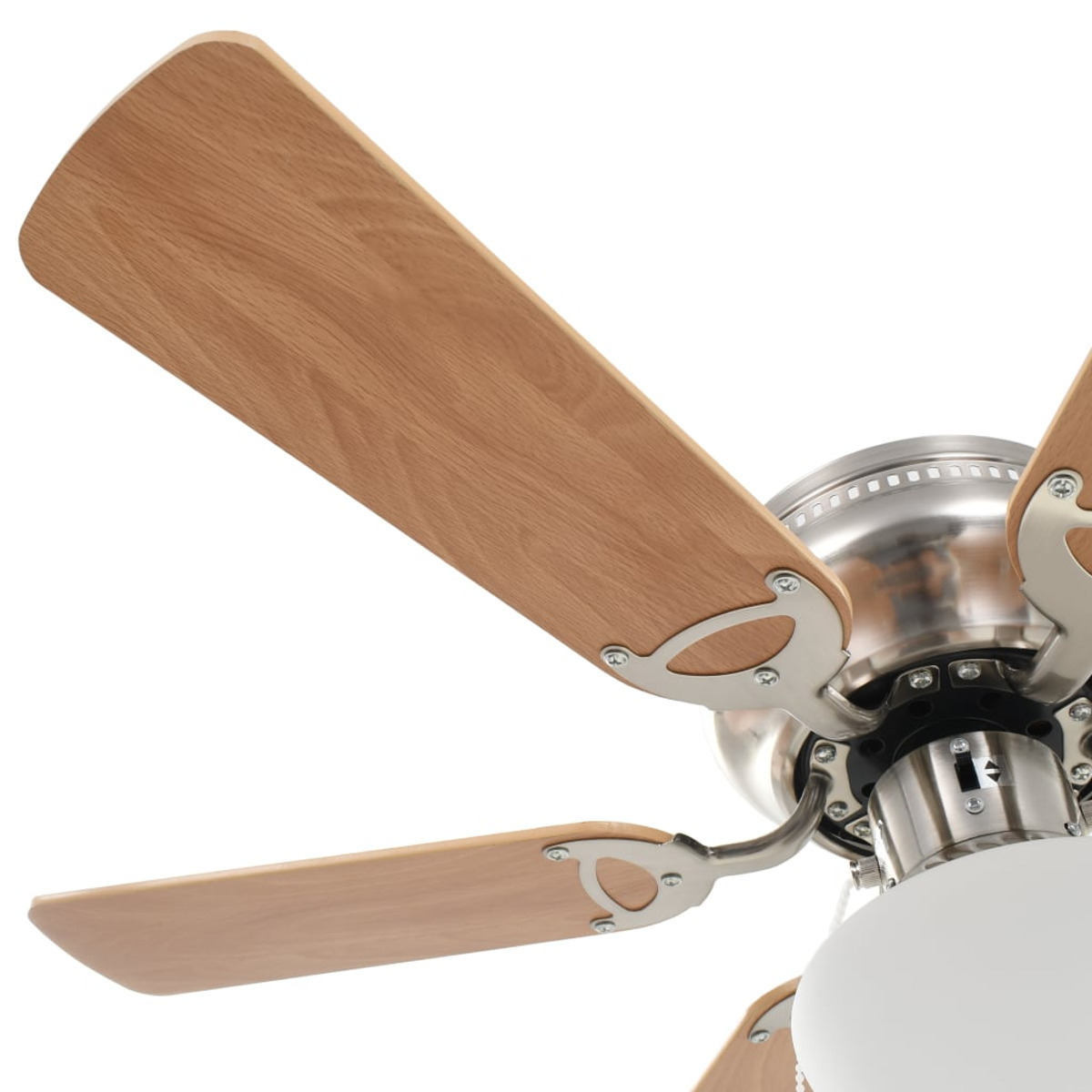 Ventilatore a soffitto con pale in legno e una luce in vetro bianco. Alloggiamento motore argentato.
