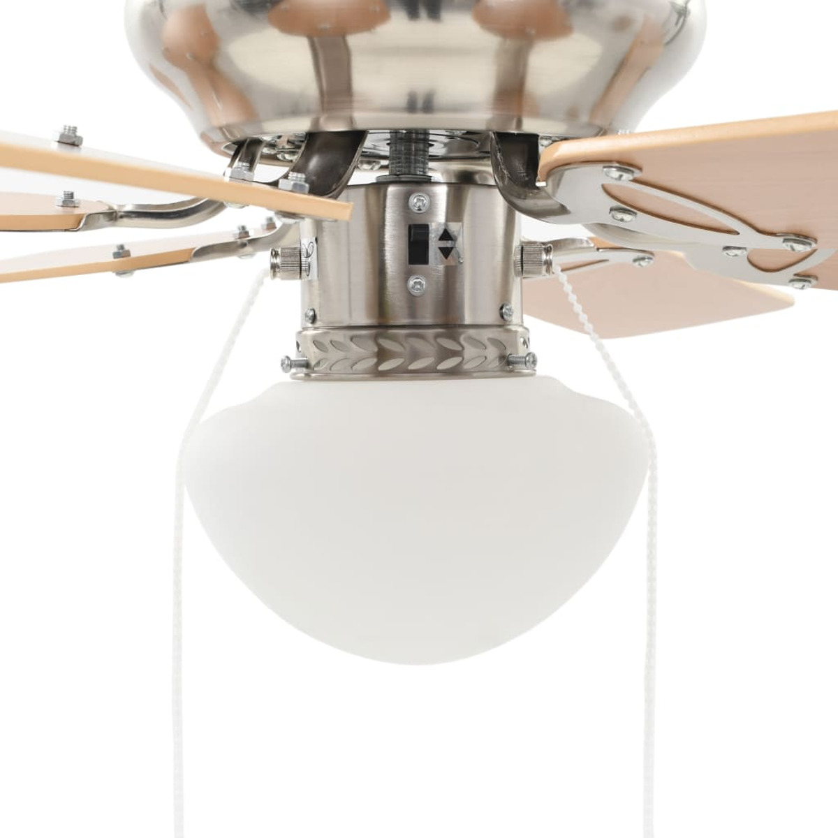 Ventilatore da soffitto con luce. Finitura argento e legno con lampadina in un involucro bianco arrotondato.