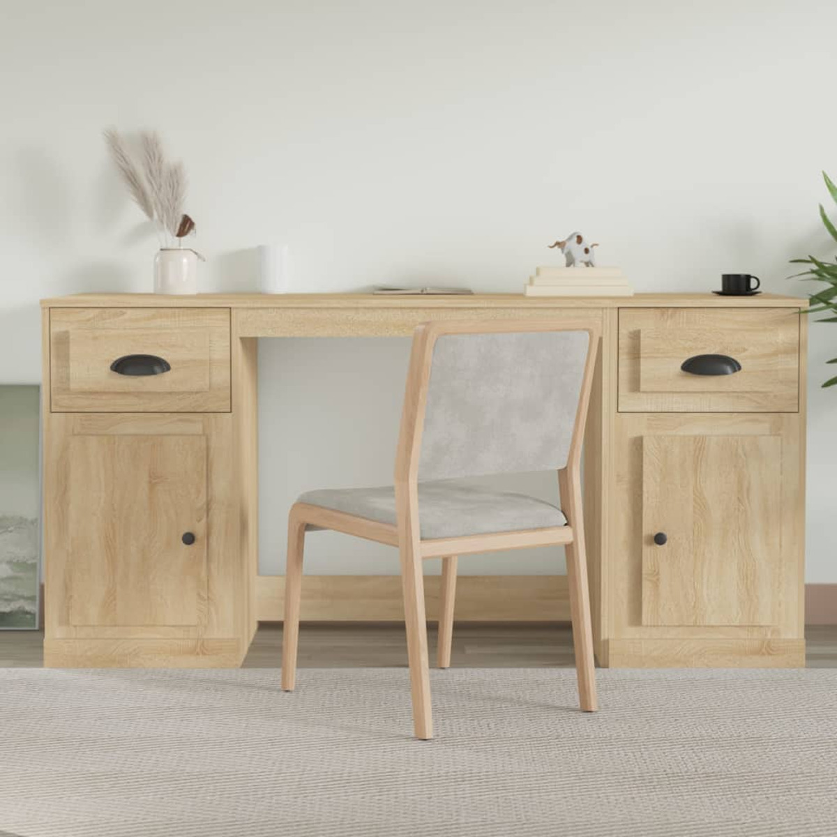 Holzschreibtisch mit Schubladen und Stuhl. Gegenstände auf dem Schreibtisch. Beiger Teppich.