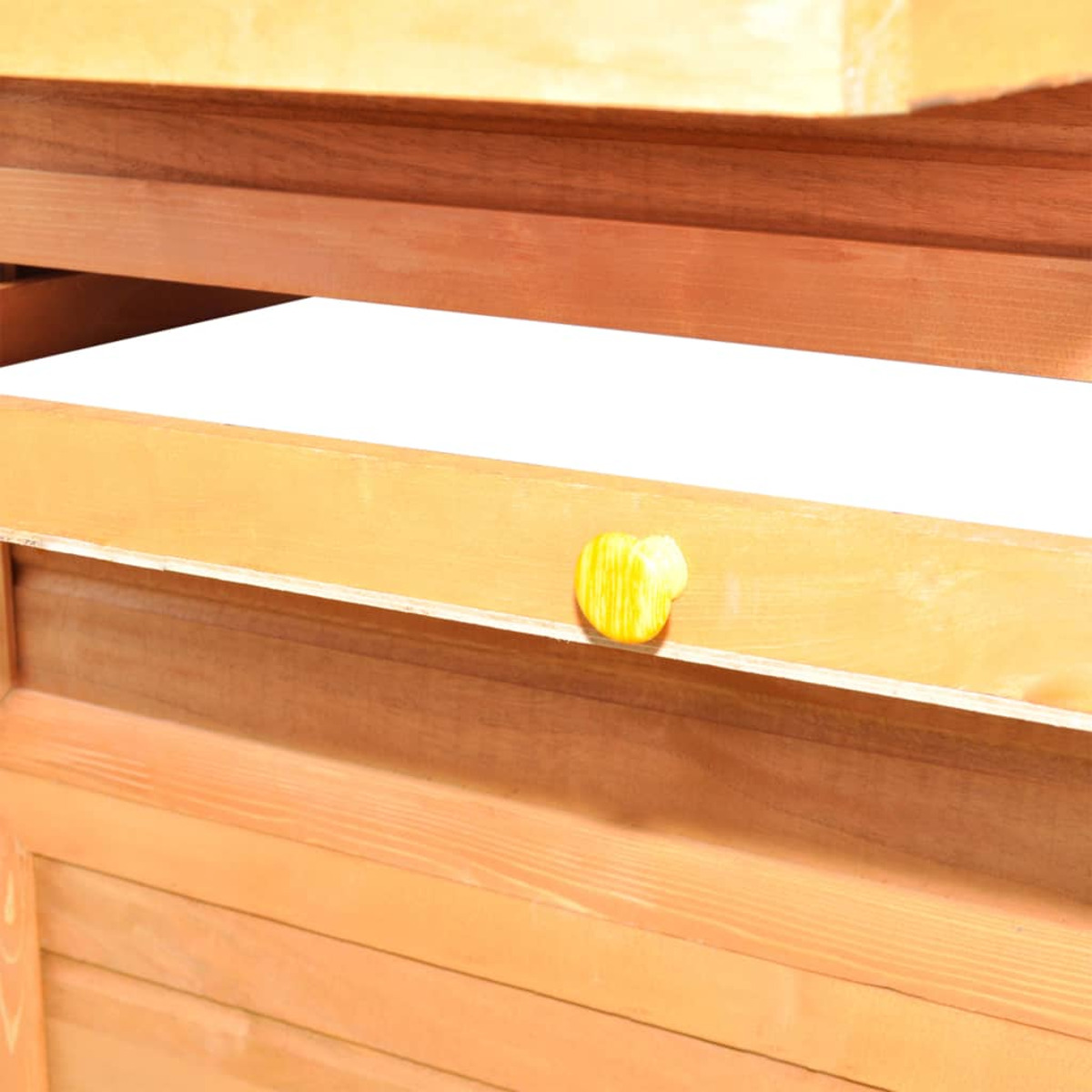 Nahaufnahme des Holzes. Auf dem Holz liegt ein kleines gelbes Fruchtstück.