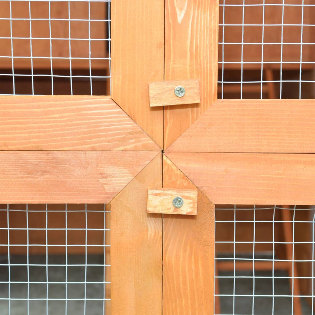 Nahaufnahme einer Holzkonstruktion. Es ist braun und die Teile sind mit Schrauben verbunden.