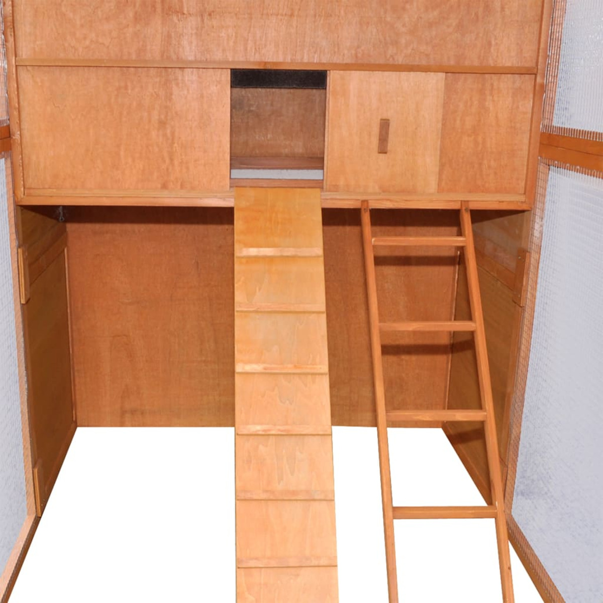 Innenraum eines Kaninchenstalls aus Holz. Es gibt eine Rampe und eine Leiter nach oben.