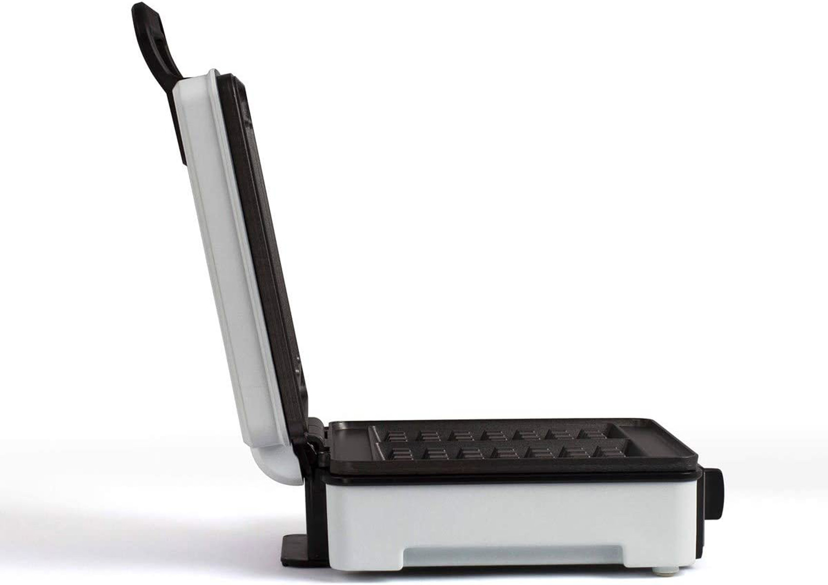 Biała gofrownica, otwarta, z czarnym wnętrzem w kratkę, na białym tle.